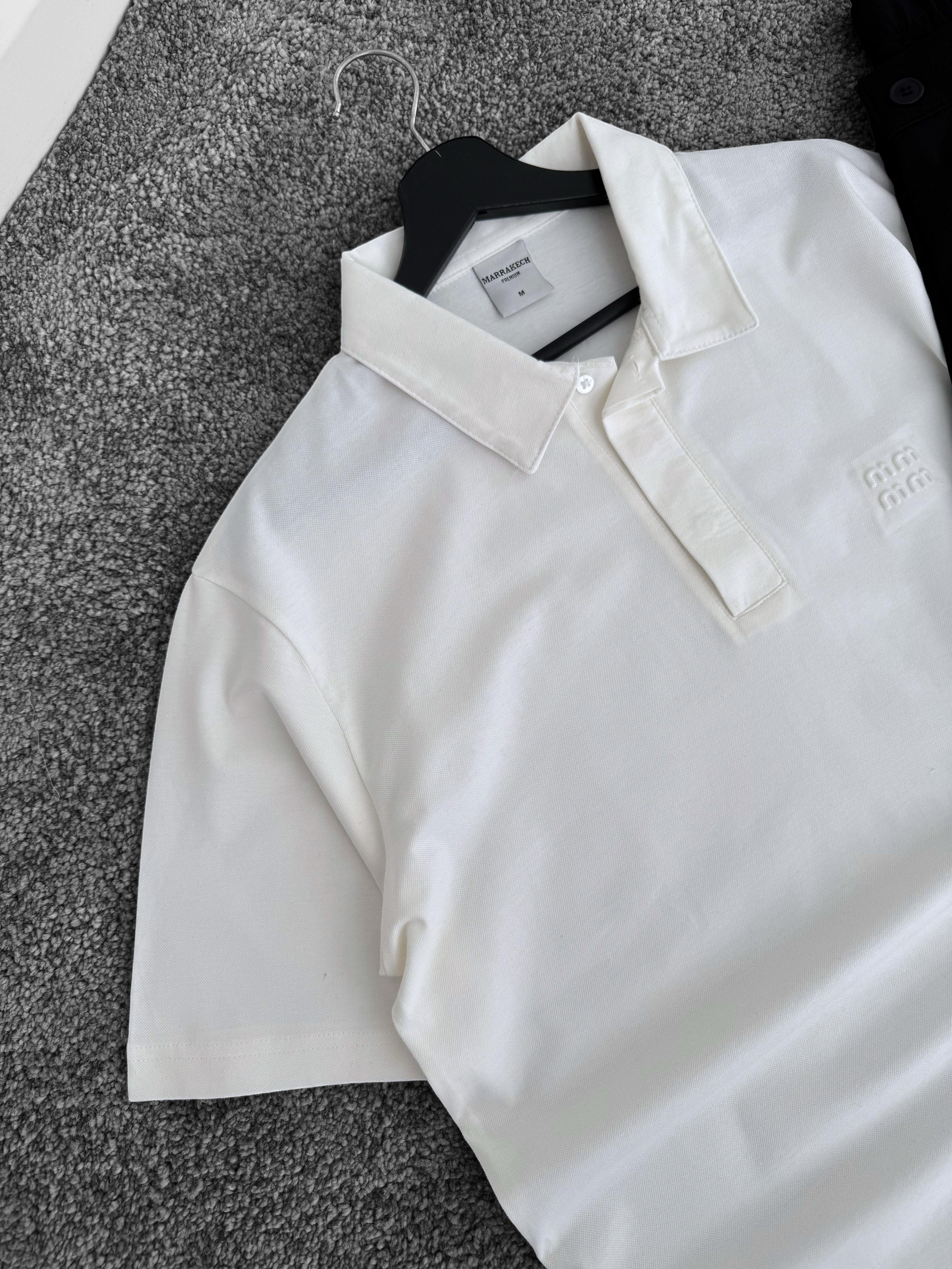 Beyaz MM Kabartma Baskılı Oversize Polo Yaka Tişört & Siyah Kumaş Pantolon (VV323)