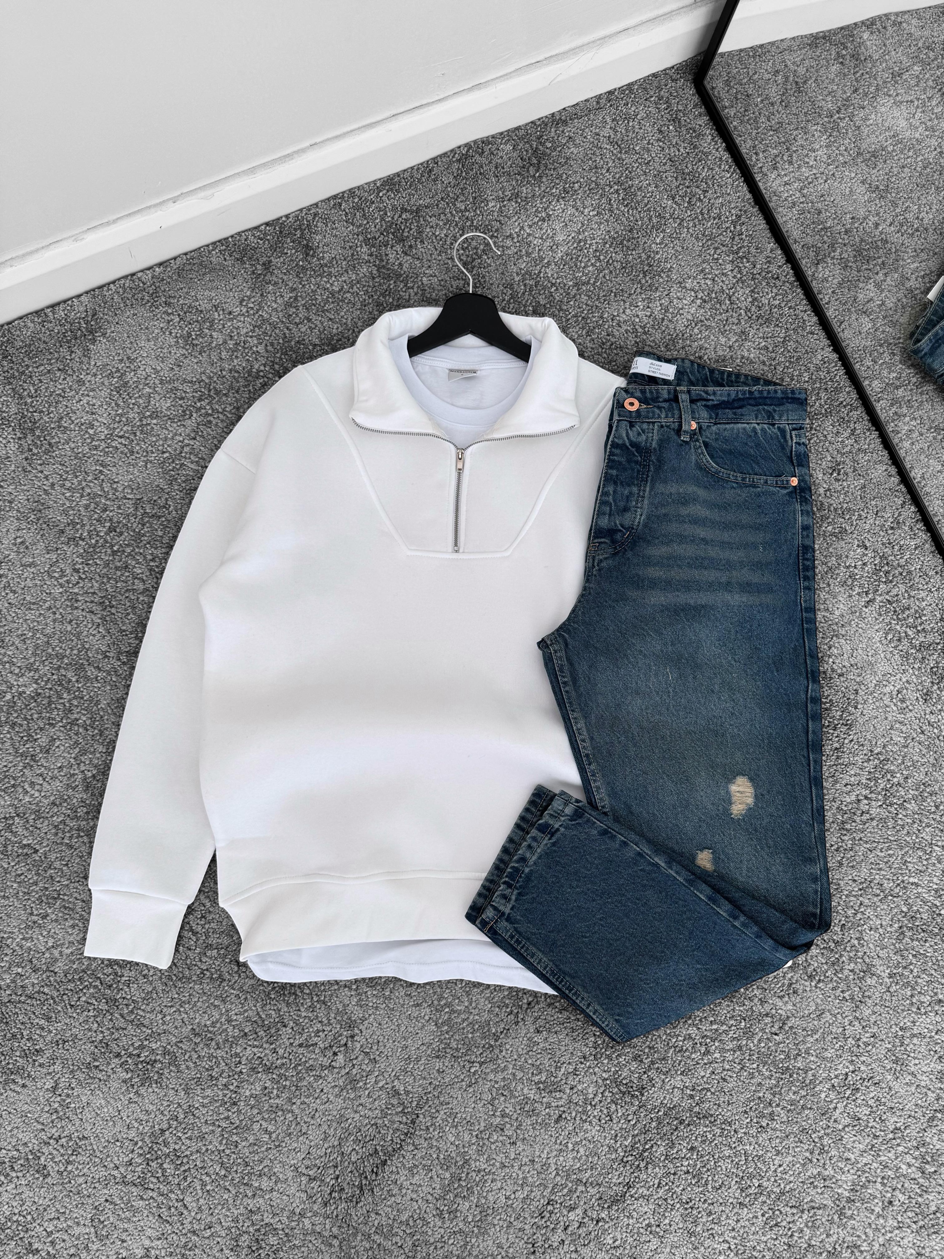 Beyaz Üç İplik Şardonlu Yarım Fermuarlı Sweat & Lacivert Yırtık Detaylı Boyfriend Pantolon (VV183)