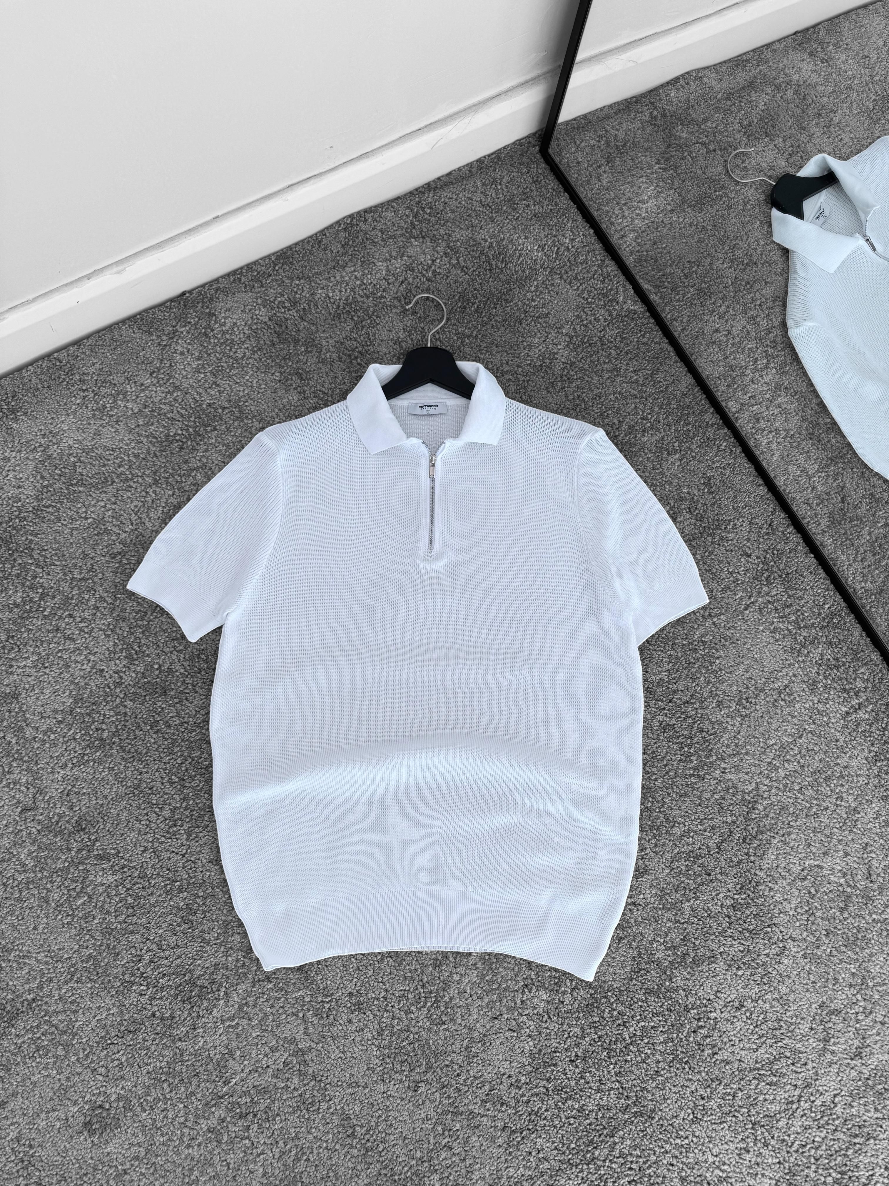 Beyaz Polo Yaka Yarım Fermuarlı Triko Tişört & Kot Bağcıklı Baggy Pantolon(VV221)