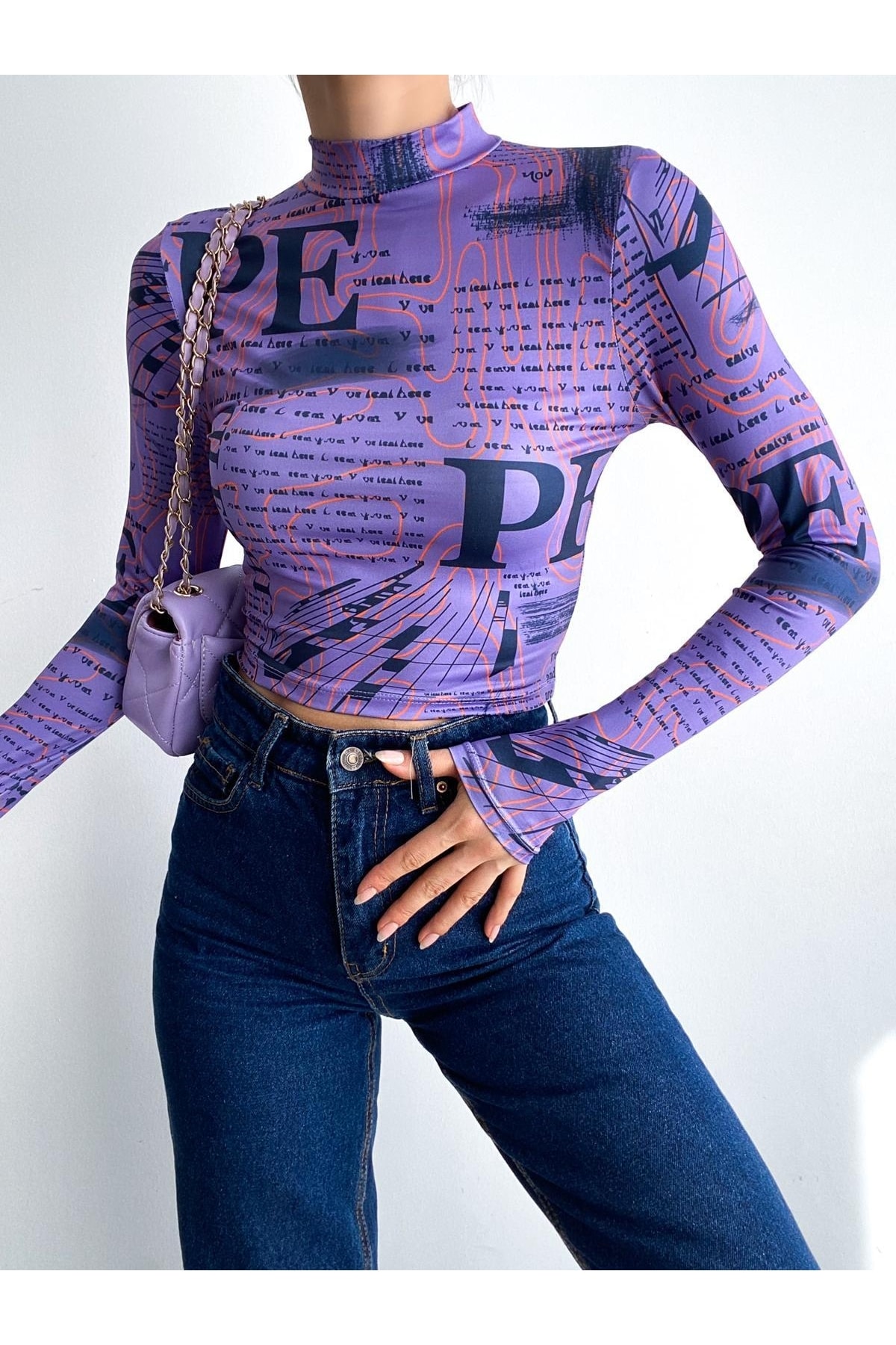 Dijital Baskılı Desenli Dik Balıkçı Yaka Uzun Kollu Crop Bluz
