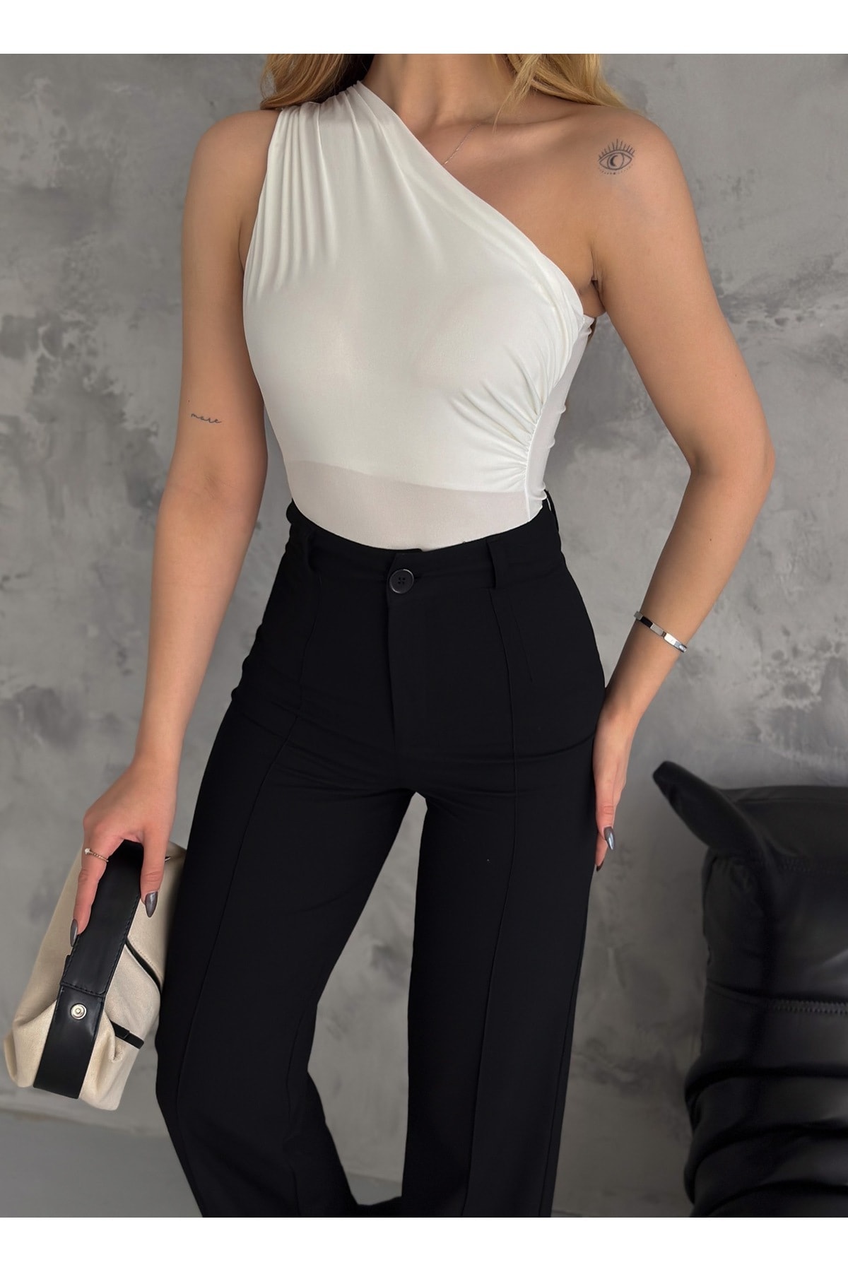 Kadın Beyaz Yanı Büzgülü Tek Kol Önü Çift Kat Sandy Bodysuit