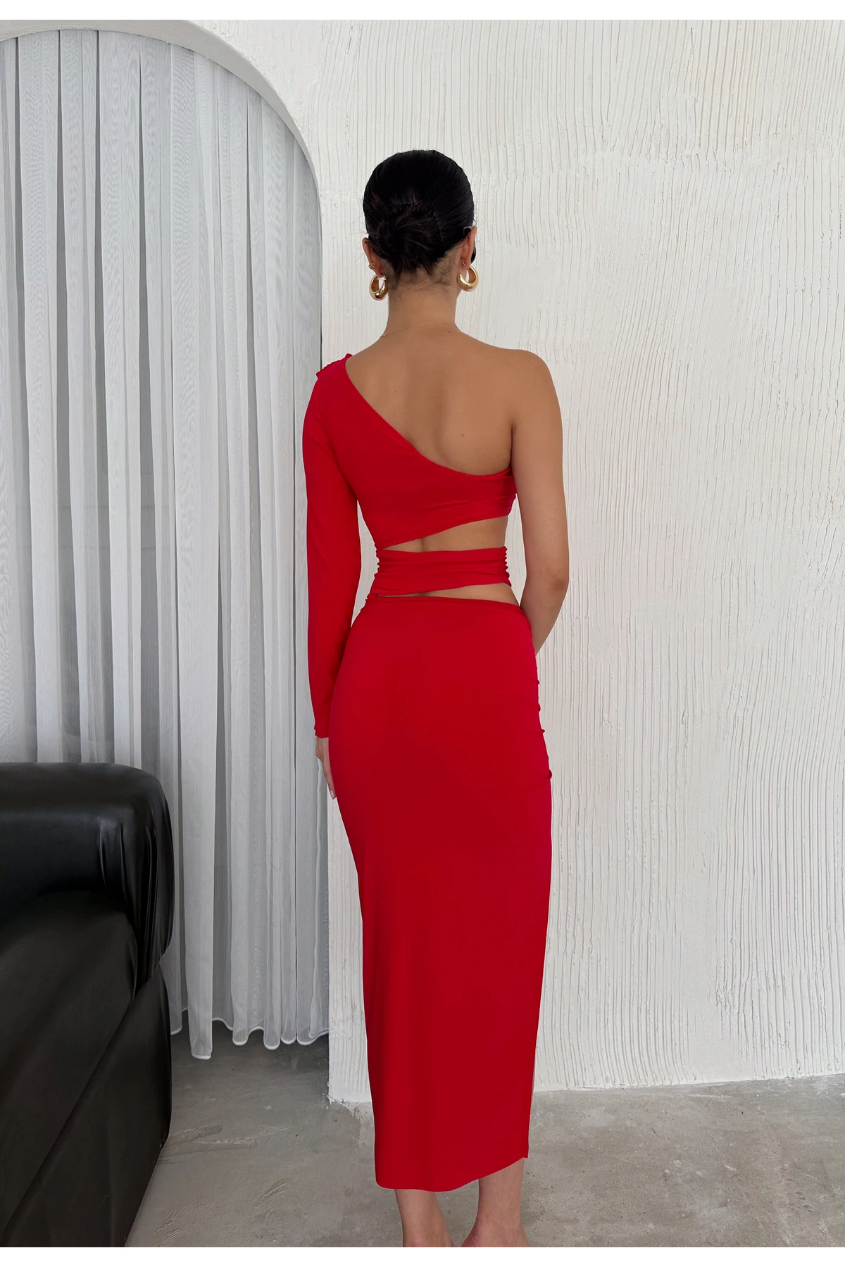 Kadın Tek Kol Parçalı Göbek Dekoteli Yırtmaçlı Uzun Kol Elbise