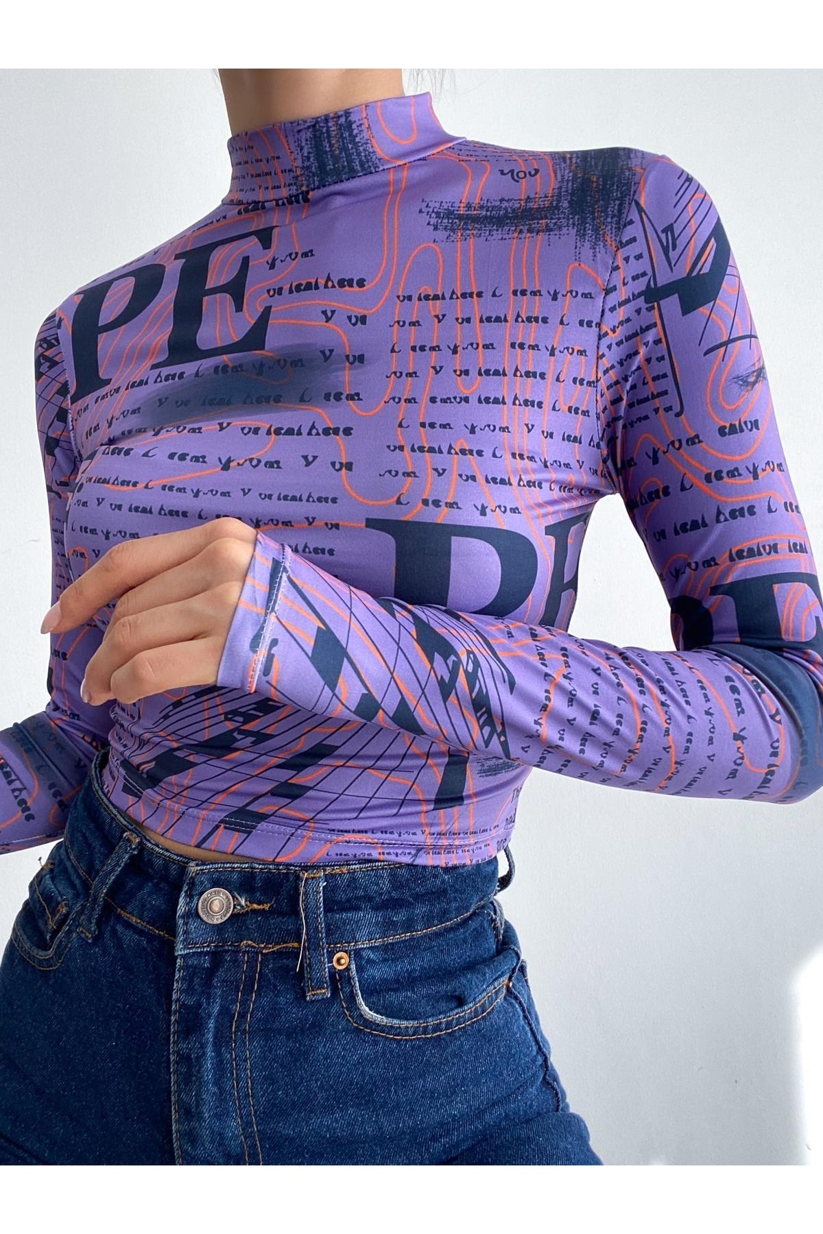 Dijital Baskılı Desenli Dik Balıkçı Yaka Uzun Kollu Crop Bluz