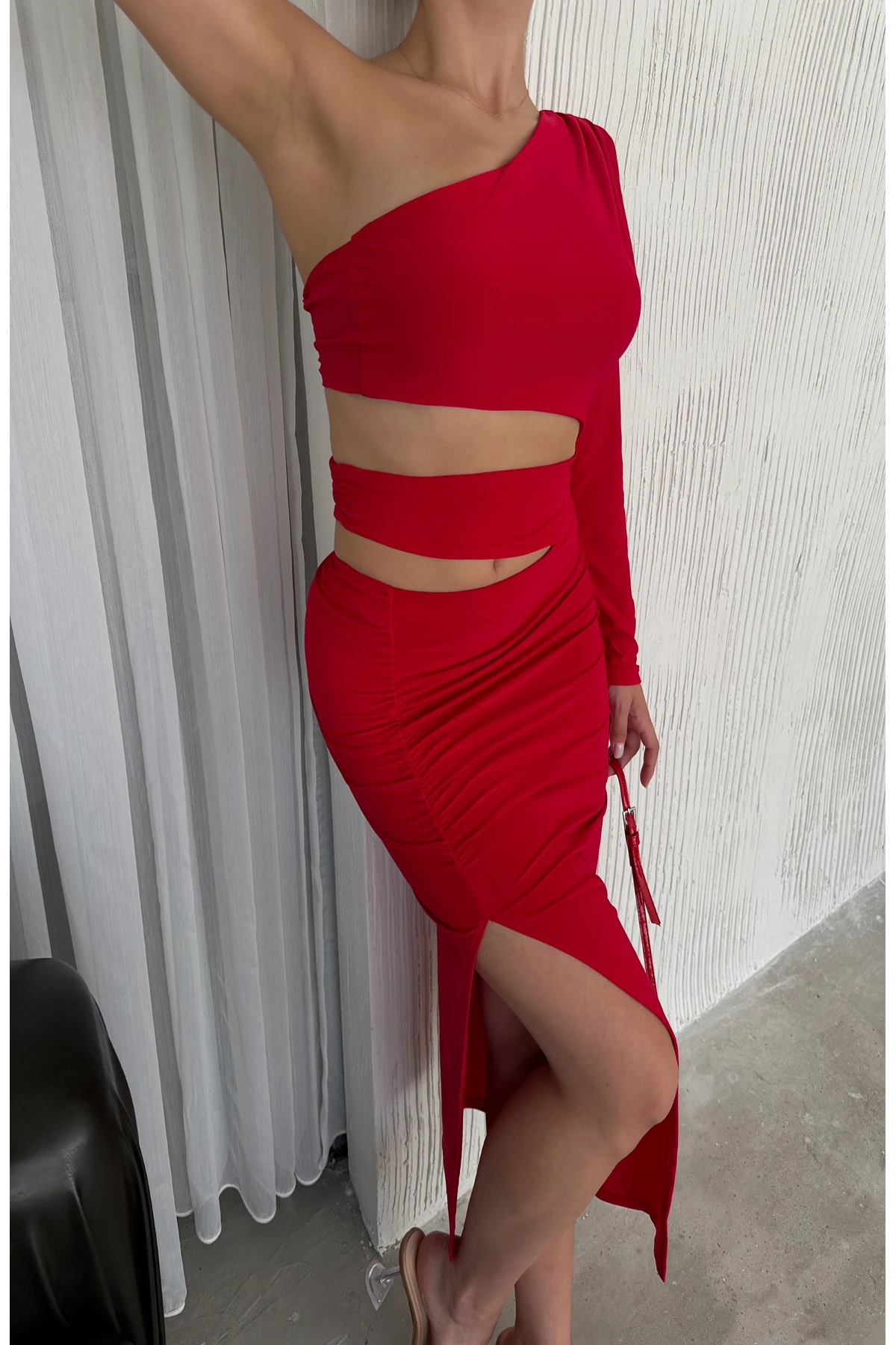 Kadın Tek Kol Parçalı Göbek Dekoteli Yırtmaçlı Uzun Kol Elbise