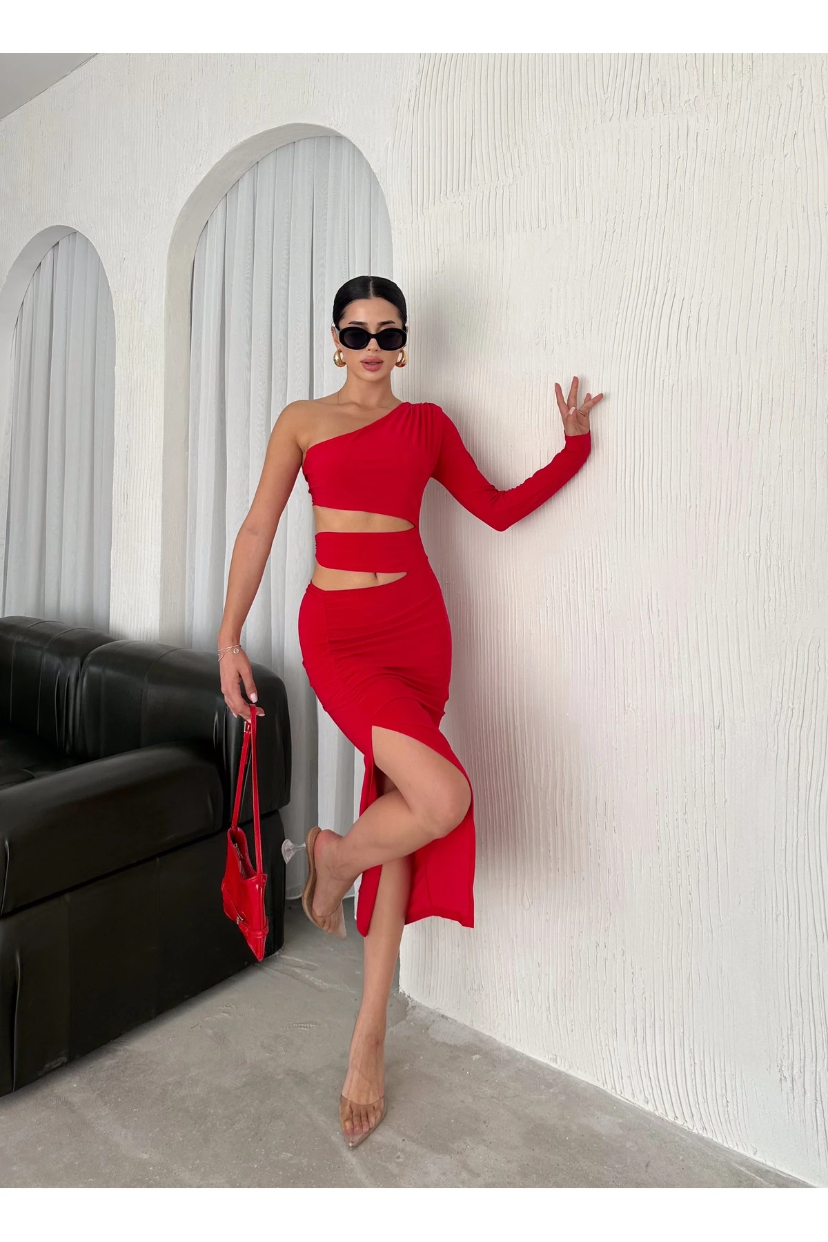 Kadın Tek Kol Parçalı Göbek Dekoteli Yırtmaçlı Uzun Kol Elbise