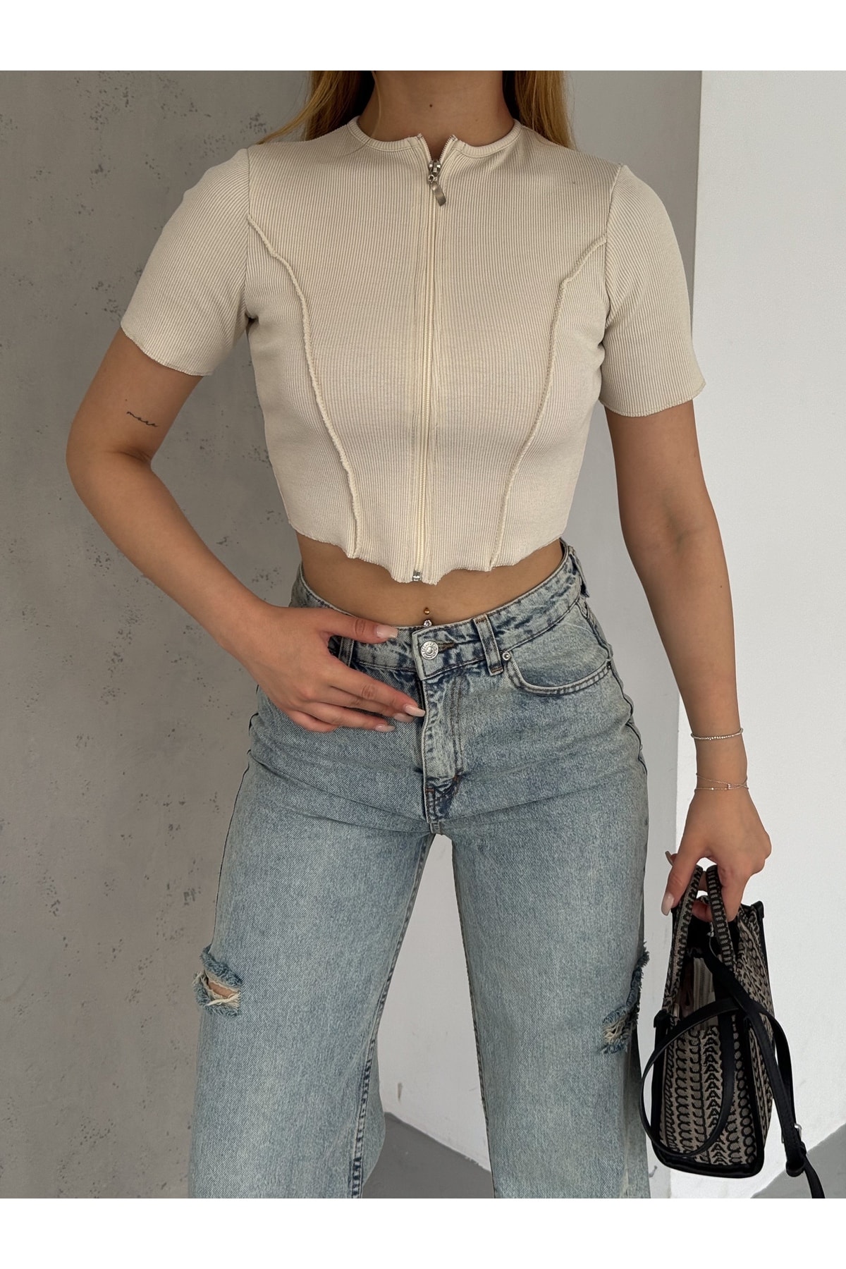 Bej Ters Dikiş Kısa Kolu Fermuarlı Kadın Fitilli Crop Body