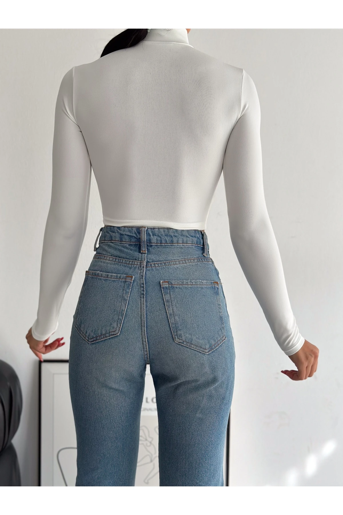 Kadın Yarım Balıkçı Yaka Omuz ve Ön Dekolteli Dalgıç Kumaş Crop Bluz