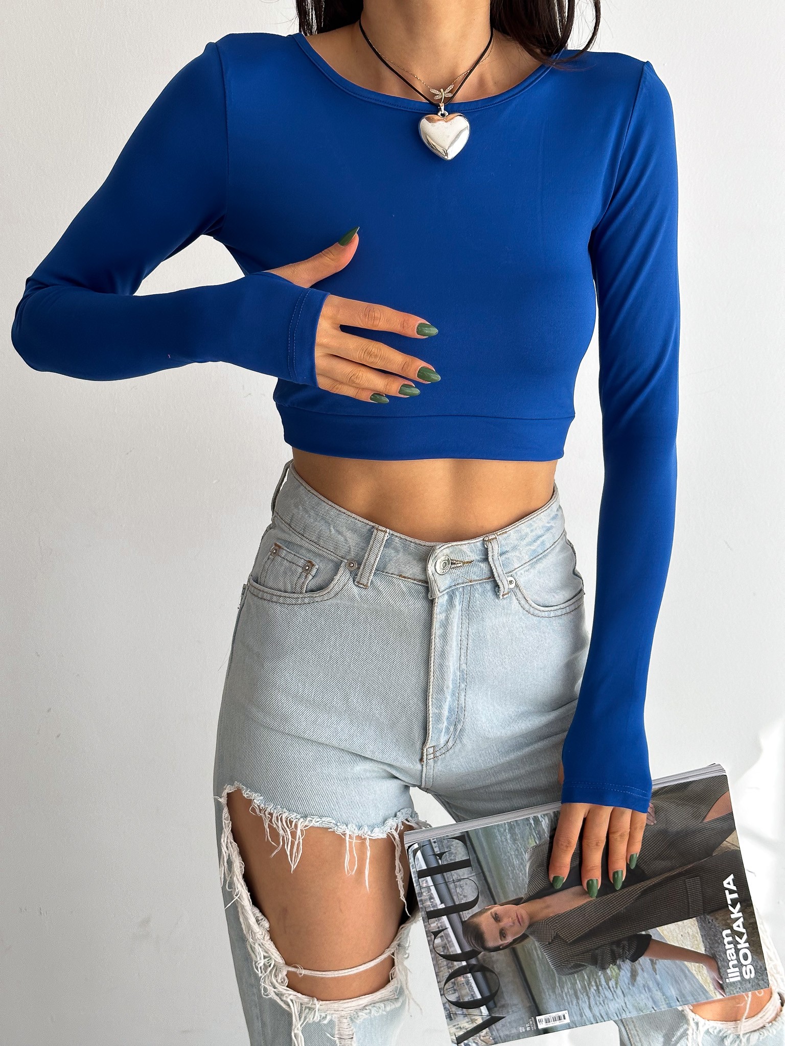 Parmak Geçmeli Sırtı Biyeli Dekolteli Uzun Kol Dalgıç Kumaş Crop Bluz