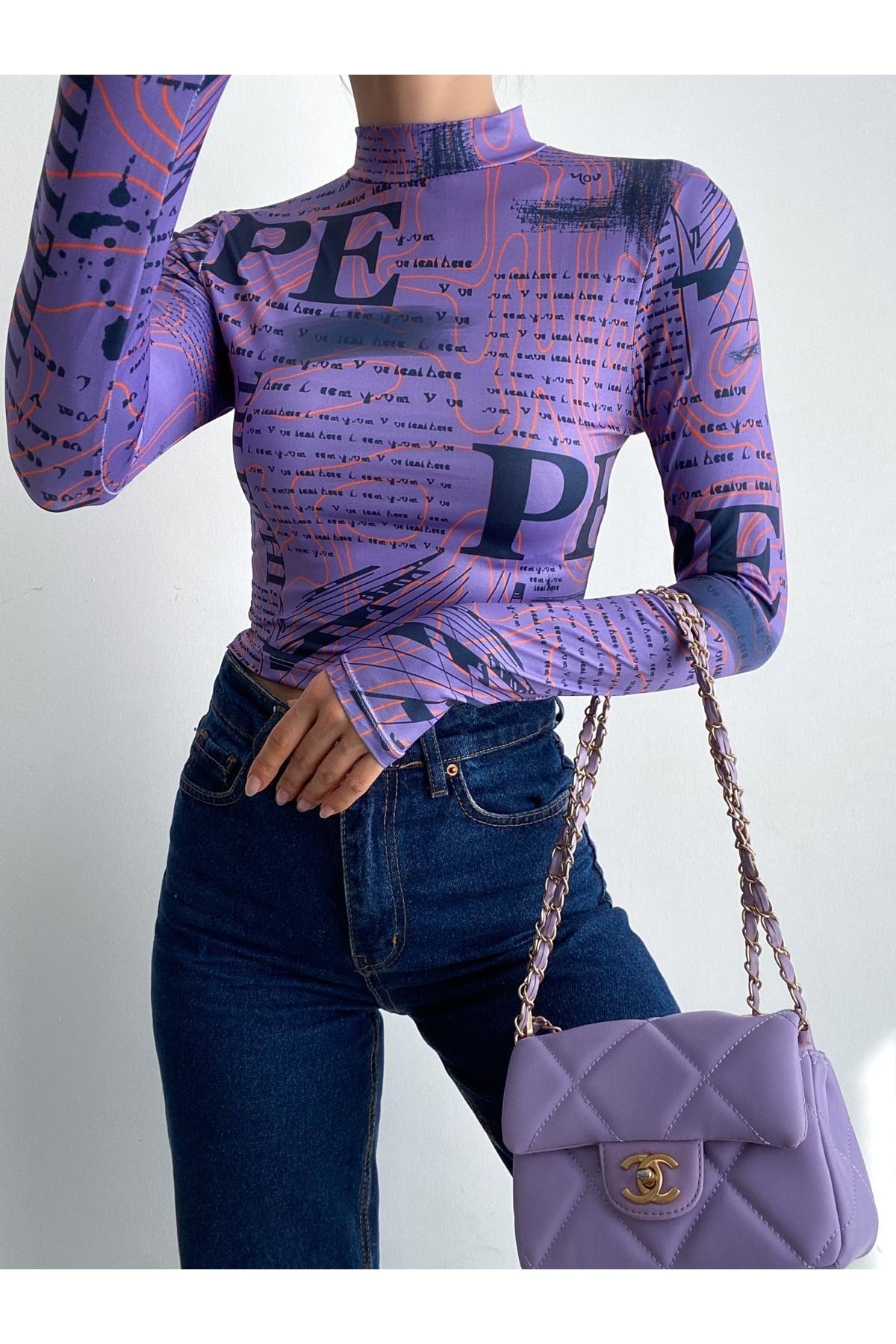 Dijital Baskılı Desenli Dik Balıkçı Yaka Uzun Kollu Crop Bluz