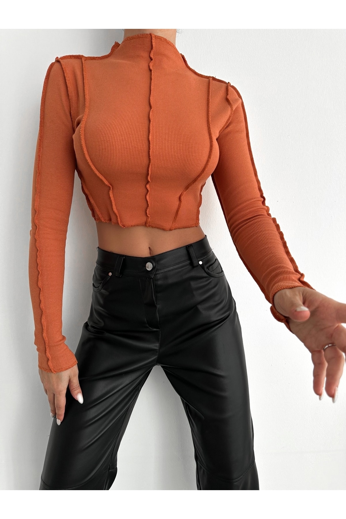 Bej Ters Dikiş Detaylı Kadın Crop