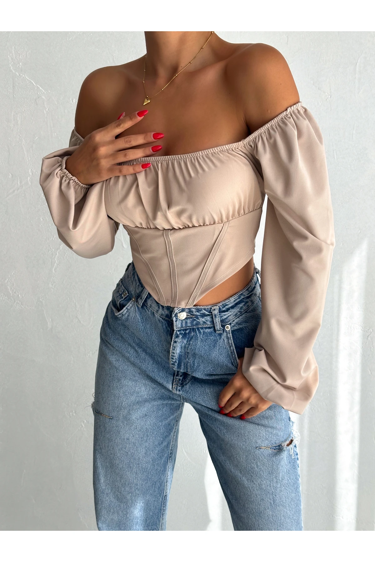 Kadın Balon Kol Madonna Yaka Korse Görünümlü Önü Biyeli Dalgıç Kumaş Uzun Kol Crop Bluz