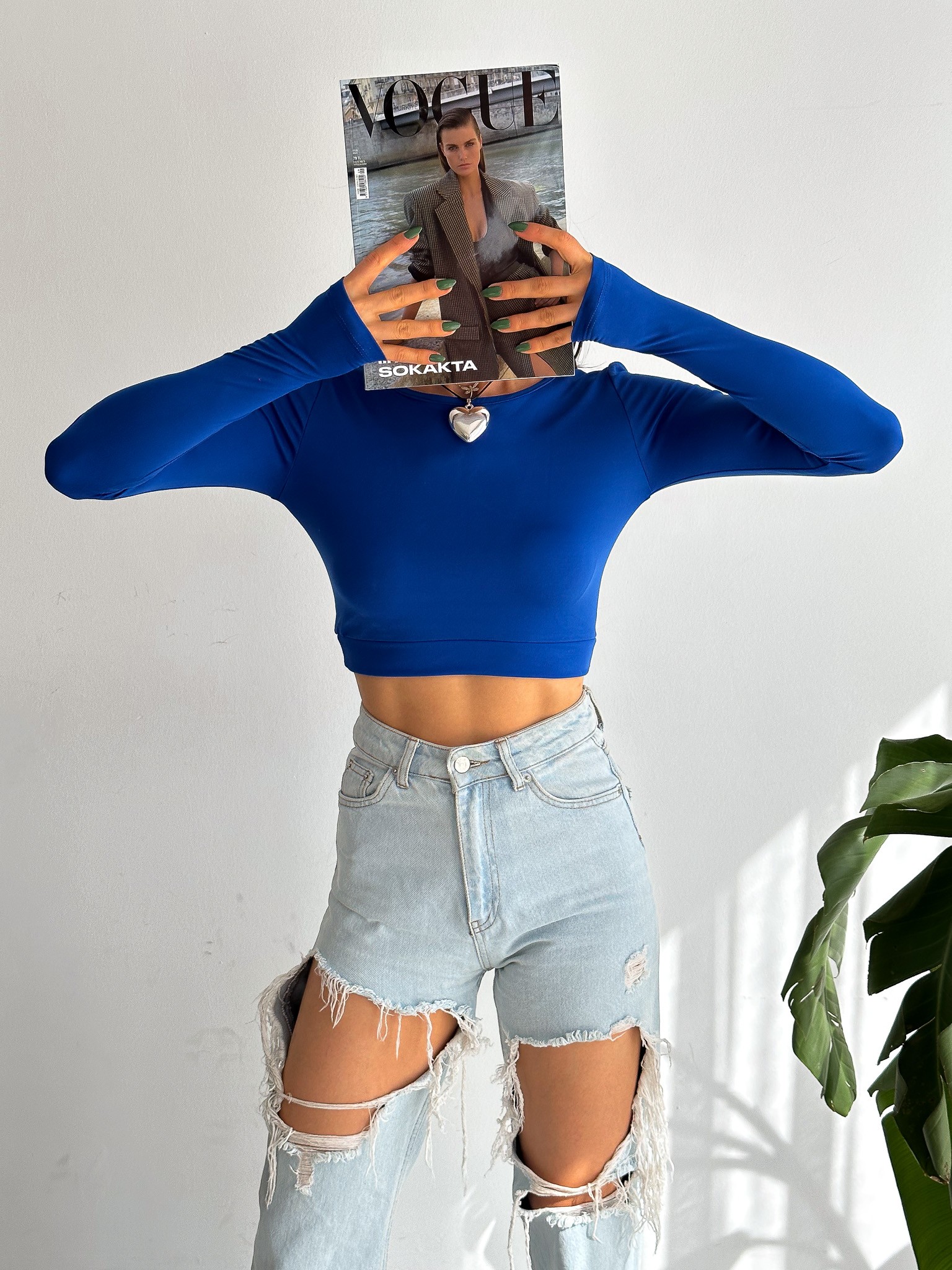 Parmak Geçmeli Sırtı Biyeli Dekolteli Uzun Kol Dalgıç Kumaş Crop Bluz