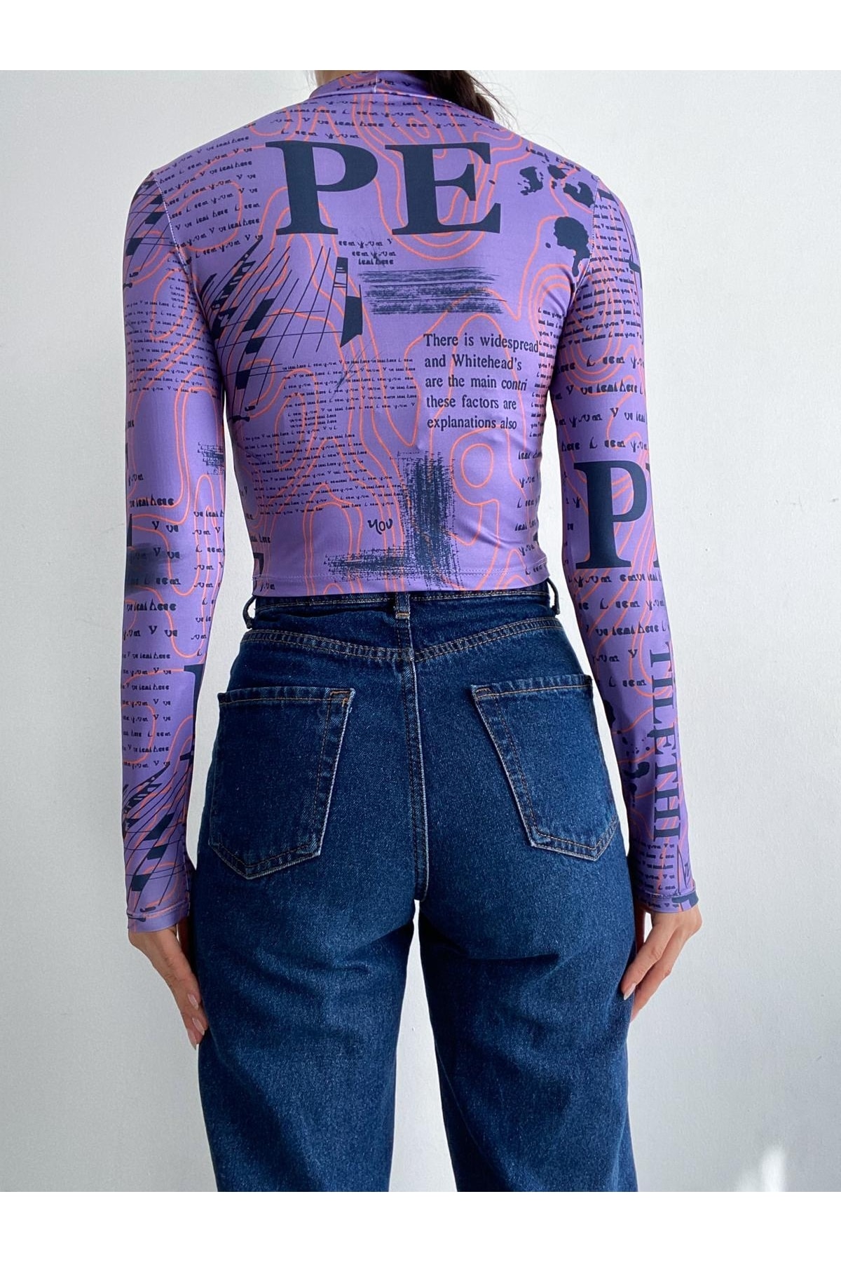 Dijital Baskılı Desenli Dik Balıkçı Yaka Uzun Kollu Crop Bluz