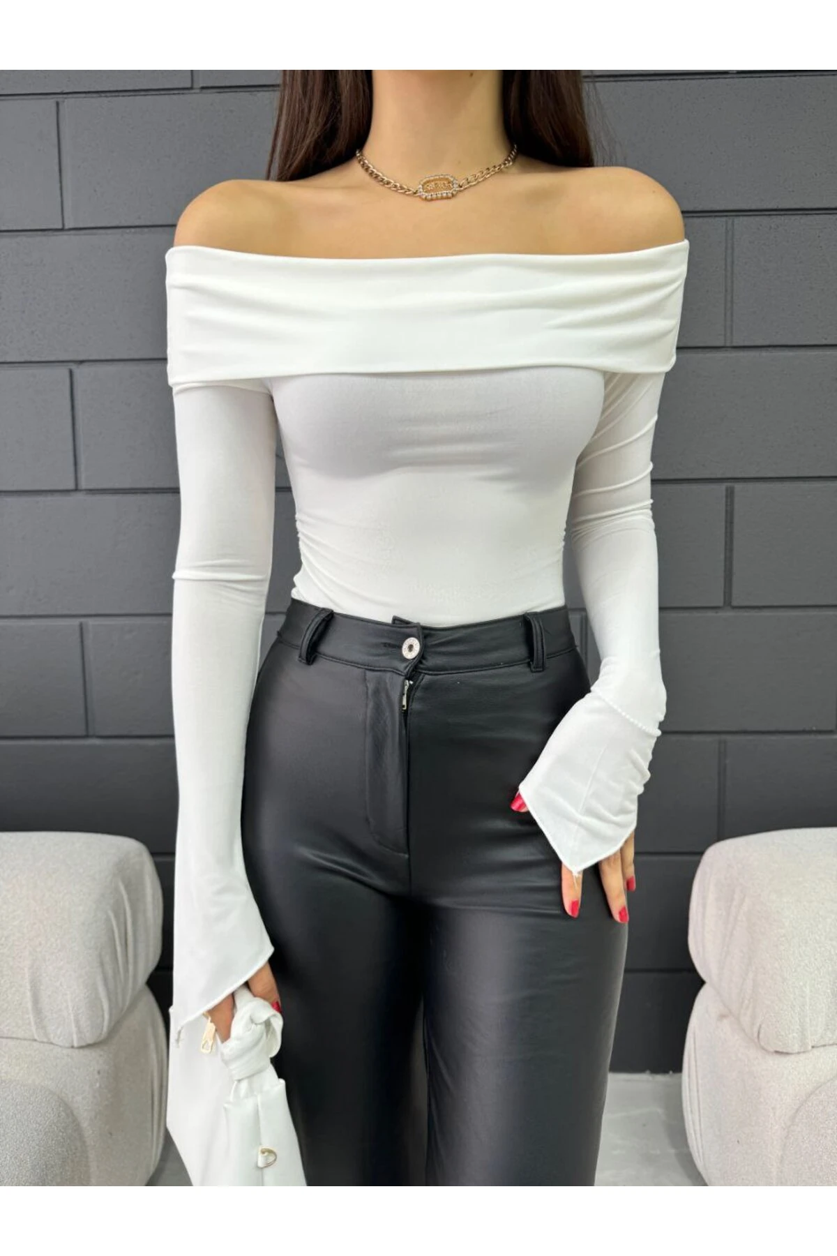 Kadın Beyaz Asimetrik Kesim Asimetrik Kol Sandy Kumaş Madonna Yaka Bluz
