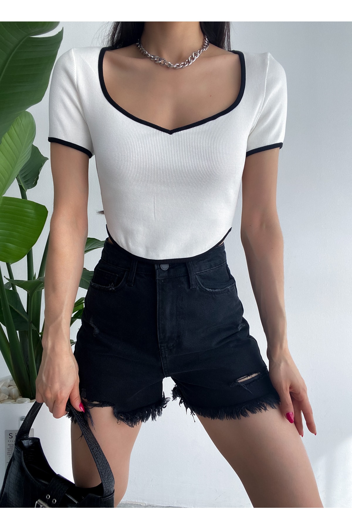 Beyaz Kalp Yaka Kısa Kollu Fitilli Kadın Crop Bluz