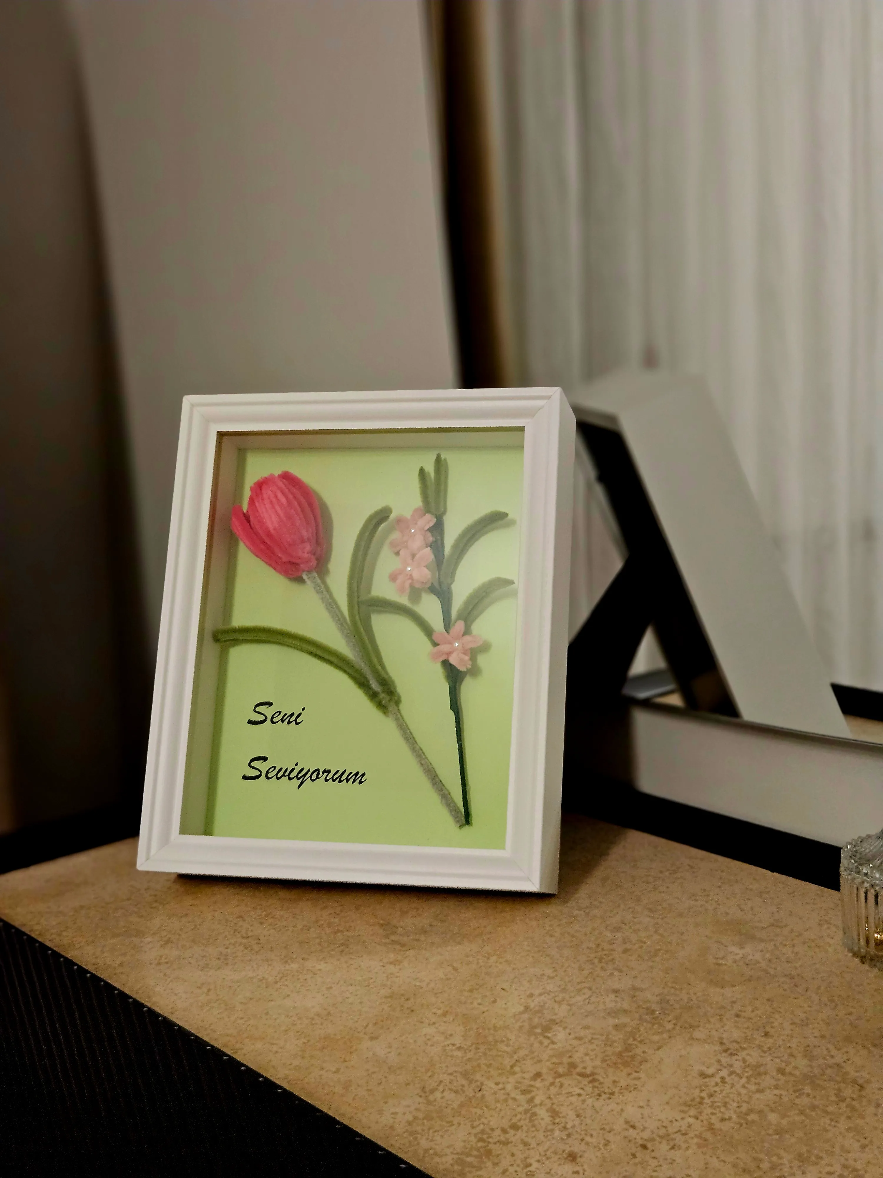 Şönil Çiçekli Büyük Çerçeve - Lale