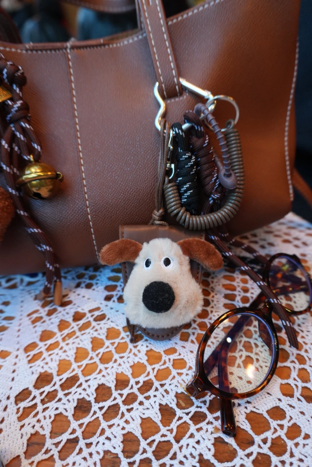 Gözlük taşıyan köpek charm