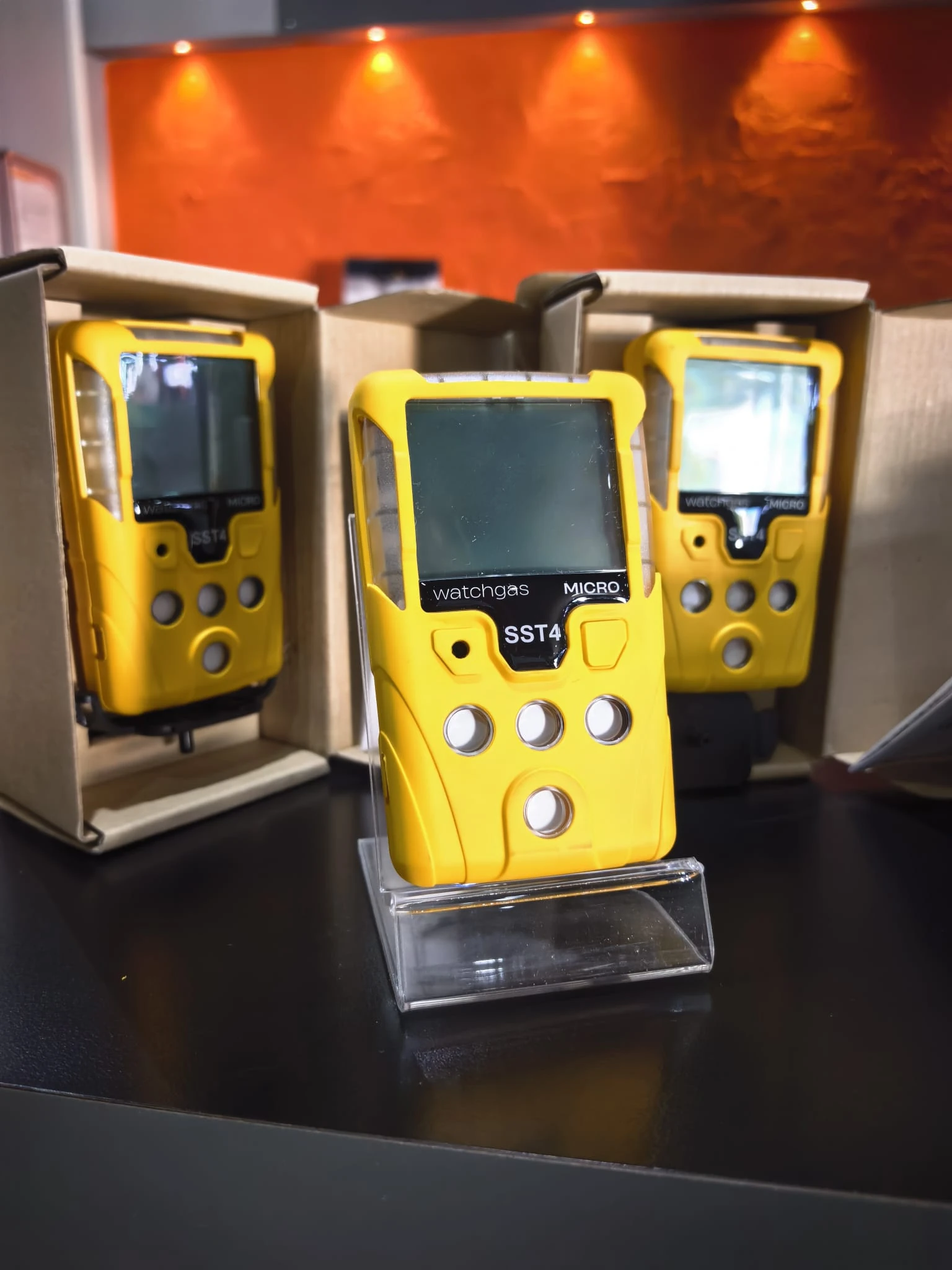 GTC Endüstriyel showroomunda sergilenen sarı gövdeli WatchGas SST4 Micro 4'lü gaz ölçer cihazları