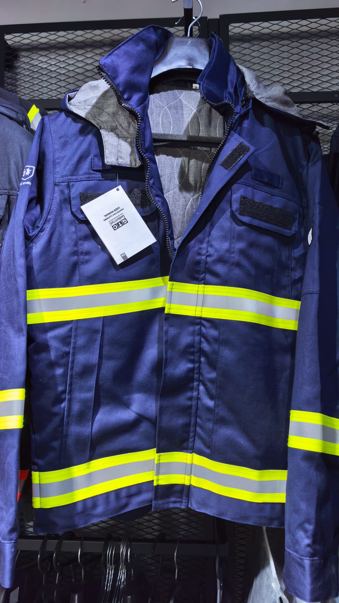 Kol kısmında EN ISO 11612 sertifika etiketi görünen alev almaz ceket