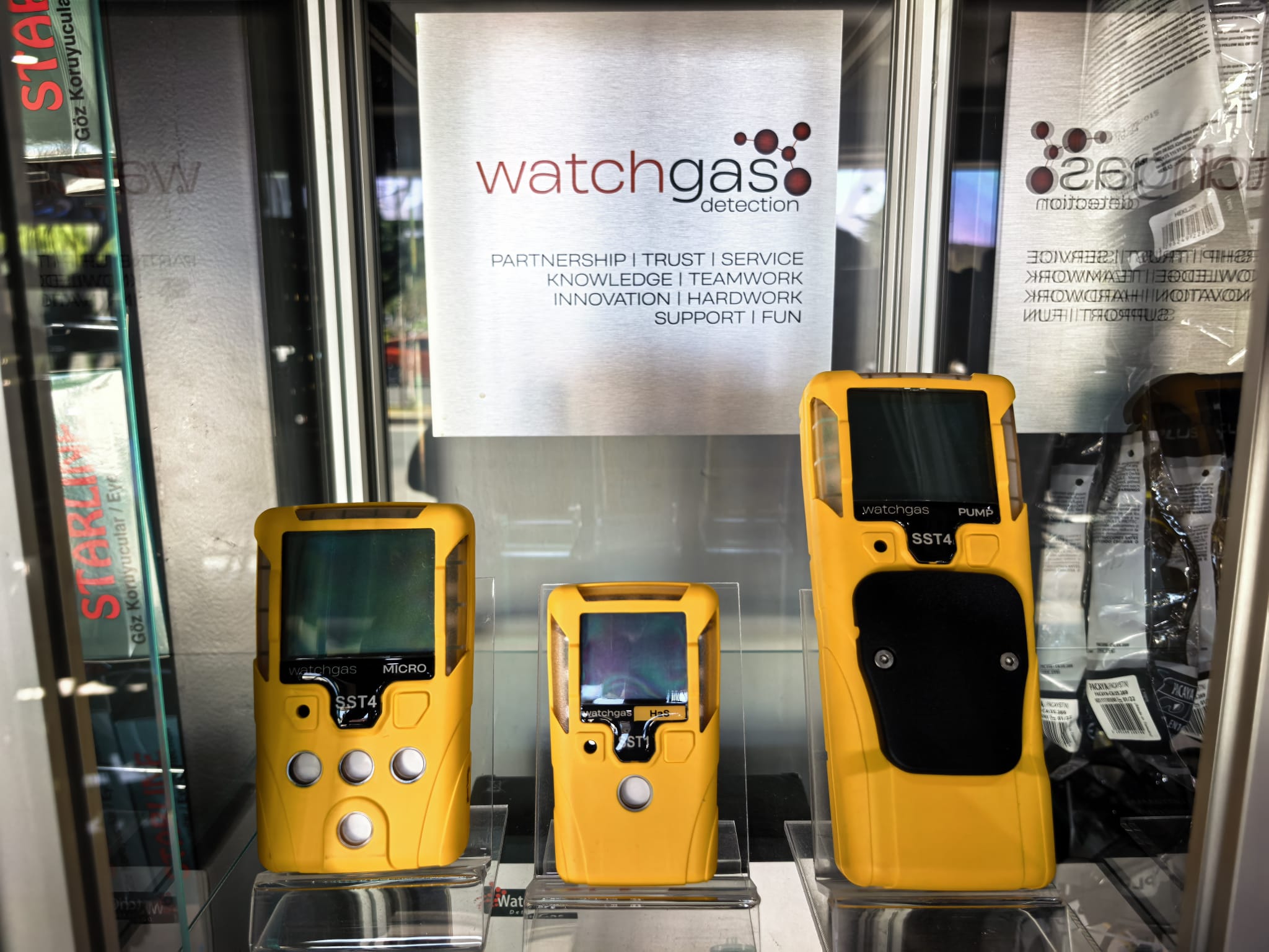 GTC Endüstriyel showroom vitrininde WatchGas logosu altında sergilenen üç adet SST4 gaz ölçer cihazı