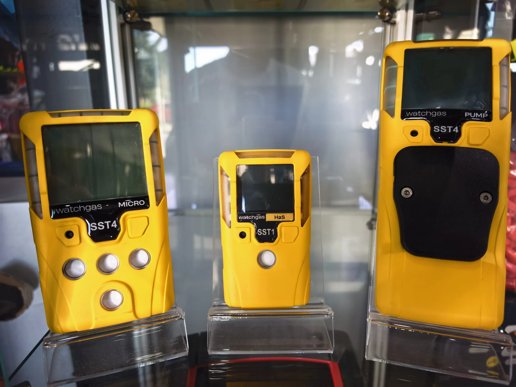 Farklı renk ve konfigürasyonlarda üç adet WatchGas SST4 gaz ölçer cihazı yan yana sergileniyor