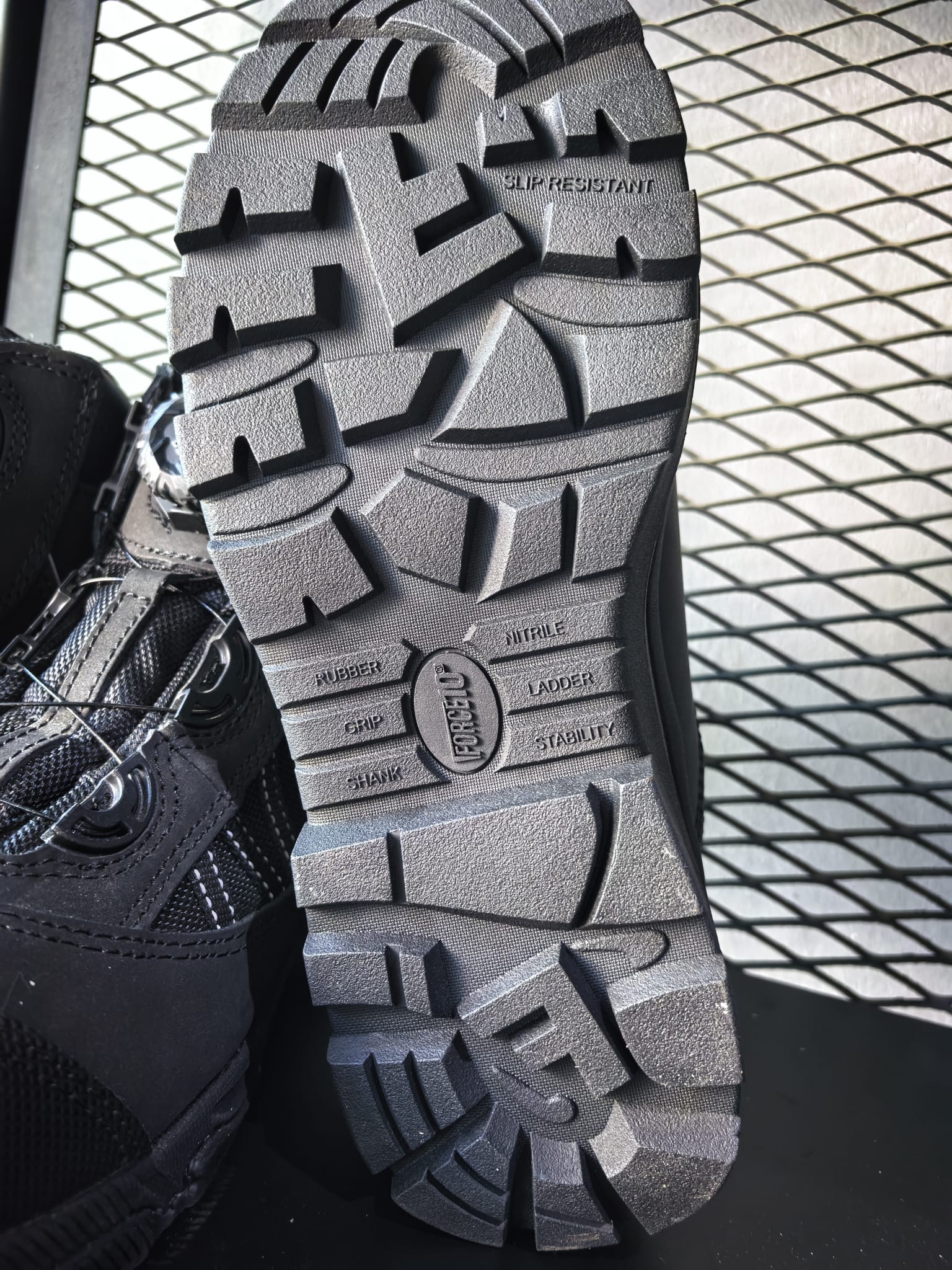 Rock Fall RF170 Granite dış tabanında SLIP RESISTANT, LADDER, SHANK ve NITRILE kabartma işaretleri
