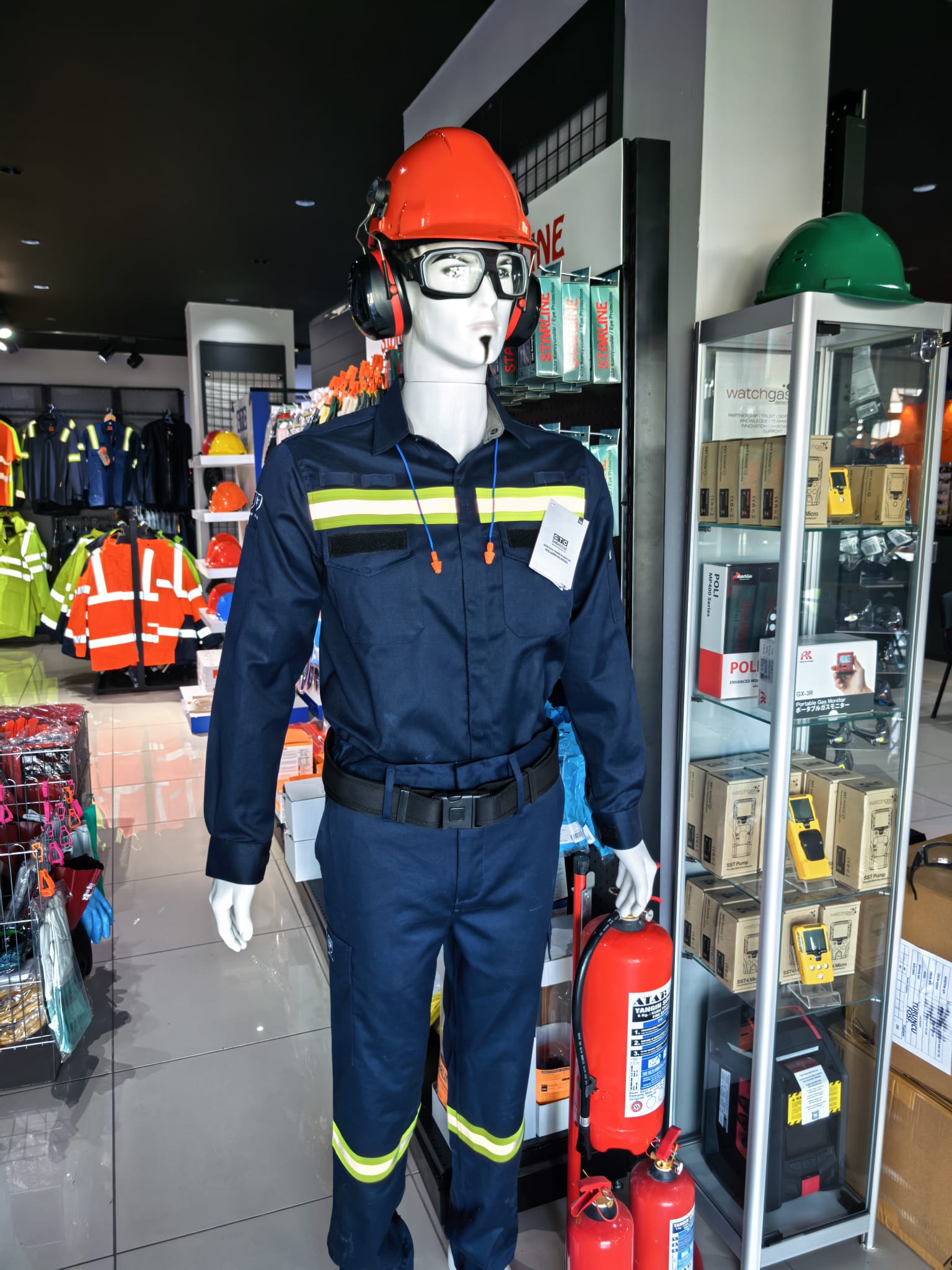 Baret, barete monte kulaklık, gözlük ve yanmaz tulumdan oluşan tam KKD kombinasyonu