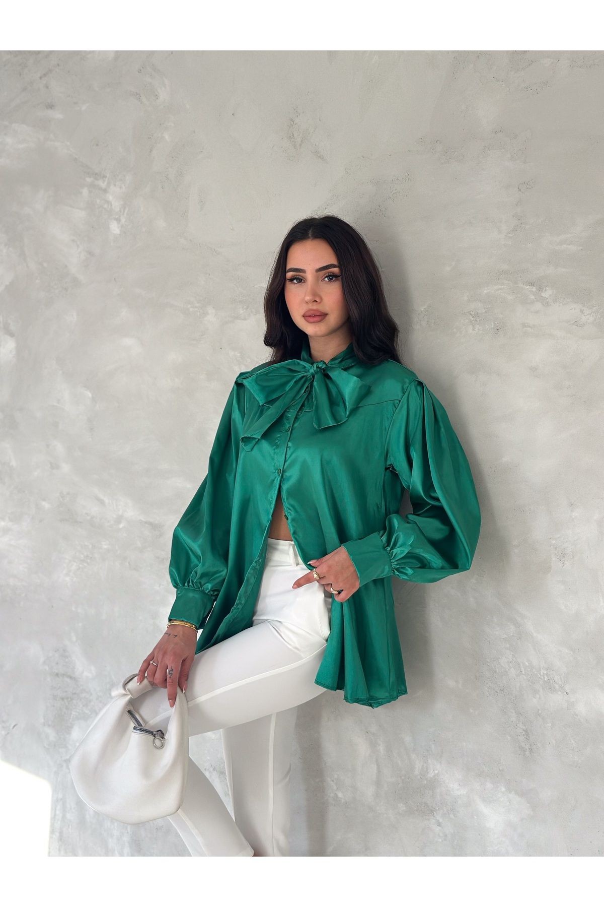 Kadın Benetton Saten Fiyonk Gömlek -  Saten Dokunuşuyla Şıklığın Zirvesi
