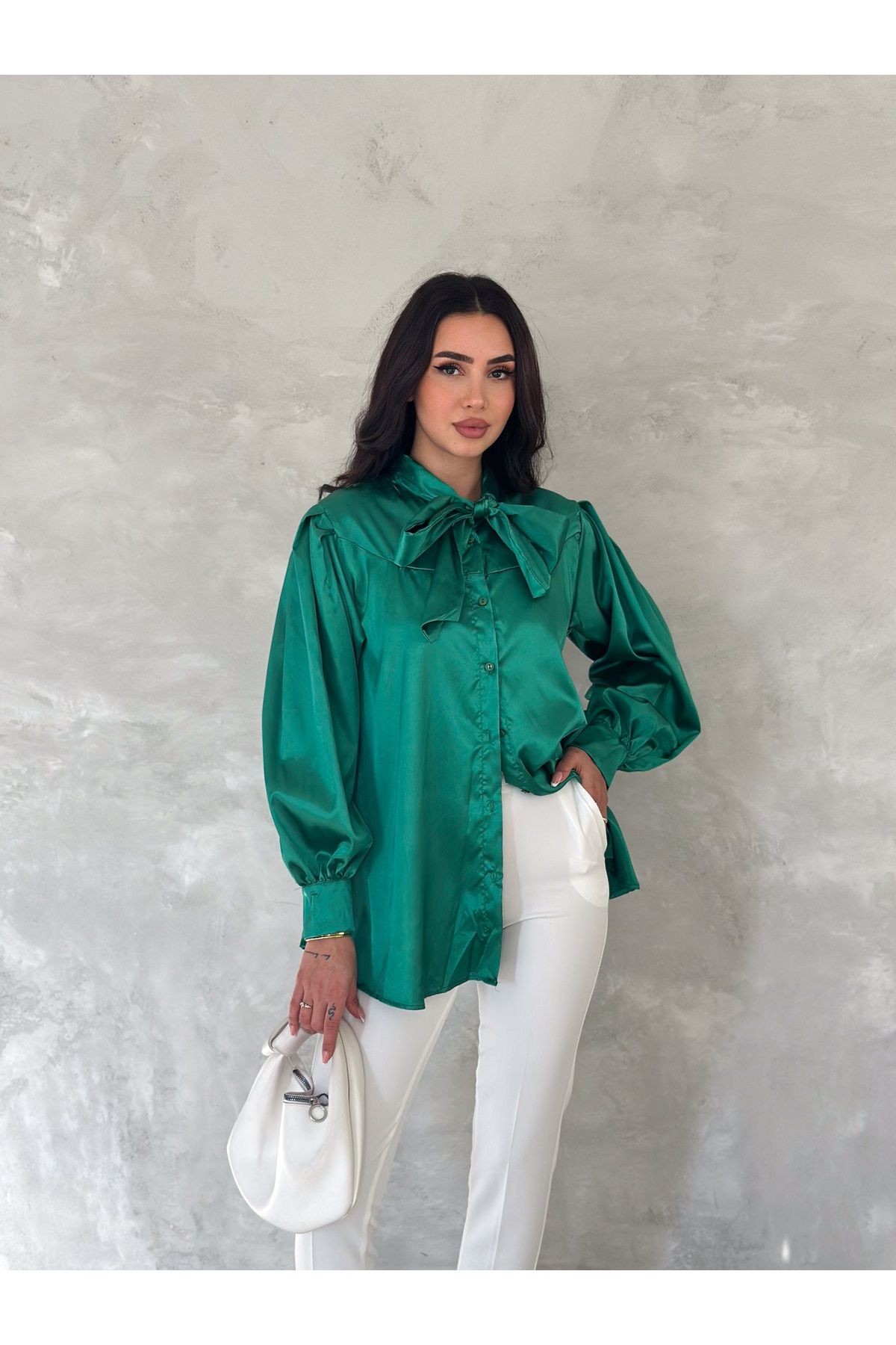 Kadın Benetton Saten Fiyonk Gömlek -  Saten Dokunuşuyla Şıklığın Zirvesi