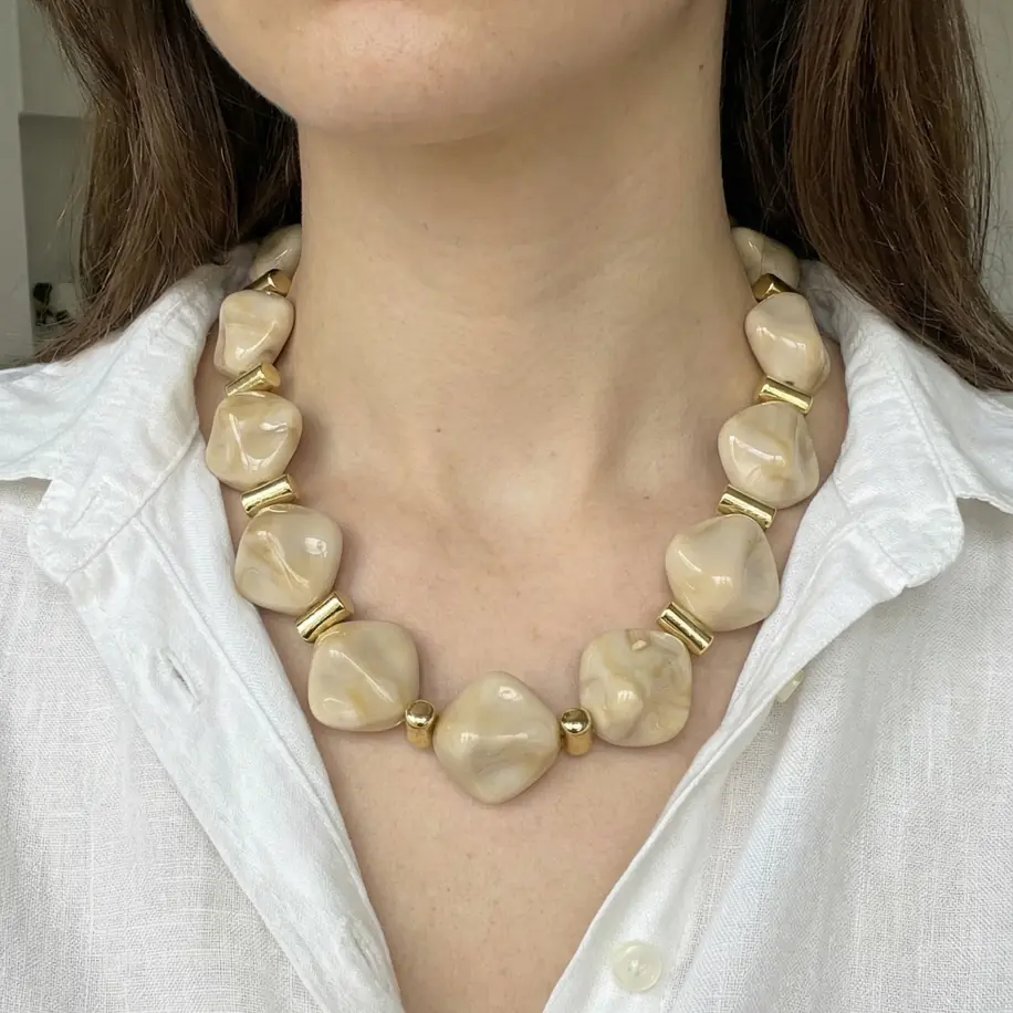 Krem Gold Detay Kolye - El Yapımı