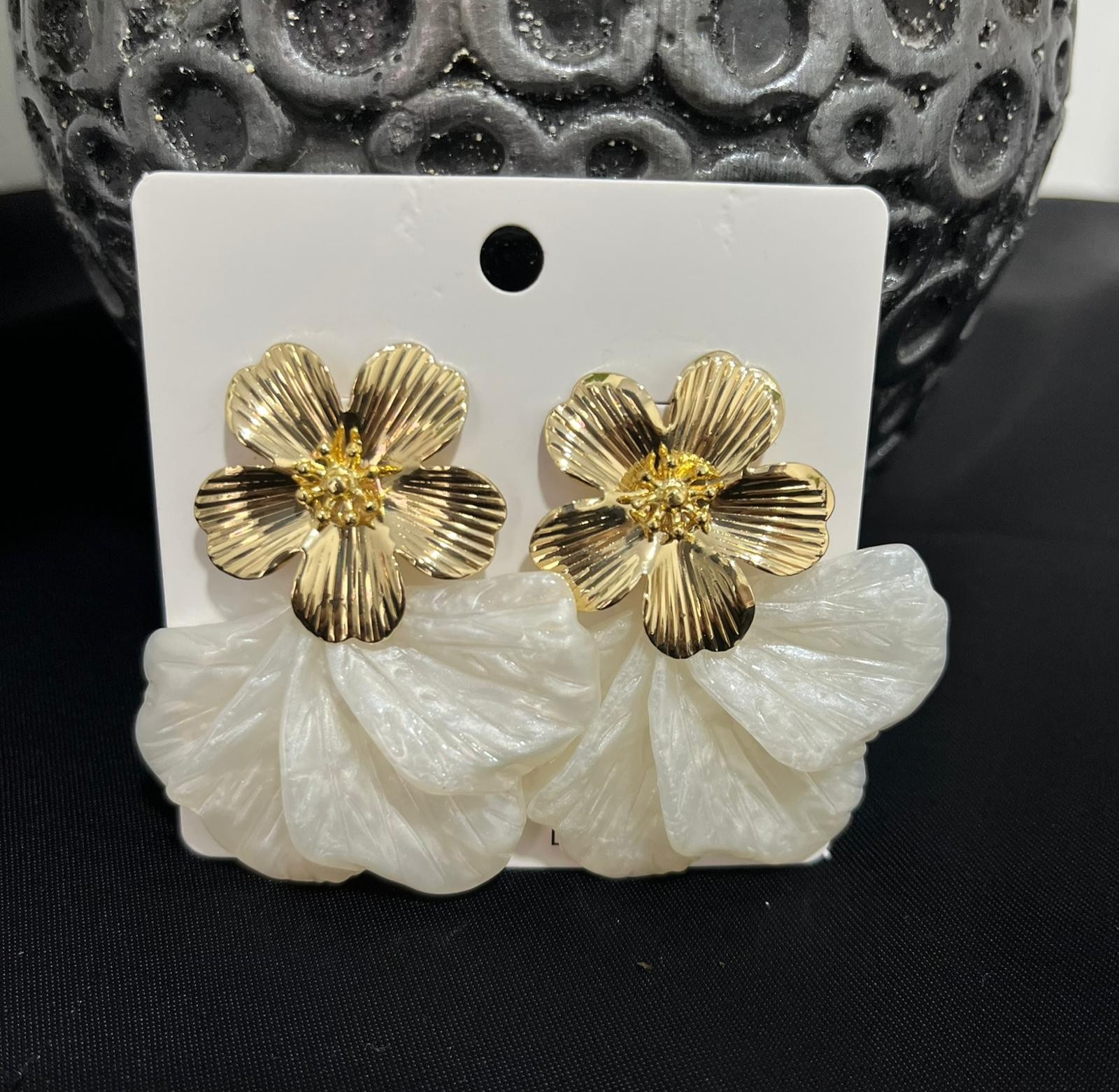 Gold Yaprak Desenli Küpe  - Beyaz