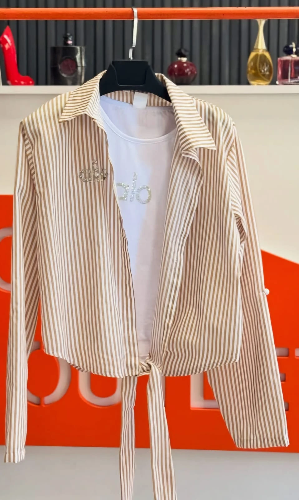 Bej Çizgili Önden Bağlamalı Gömlek ve Logolu Bluz Seti