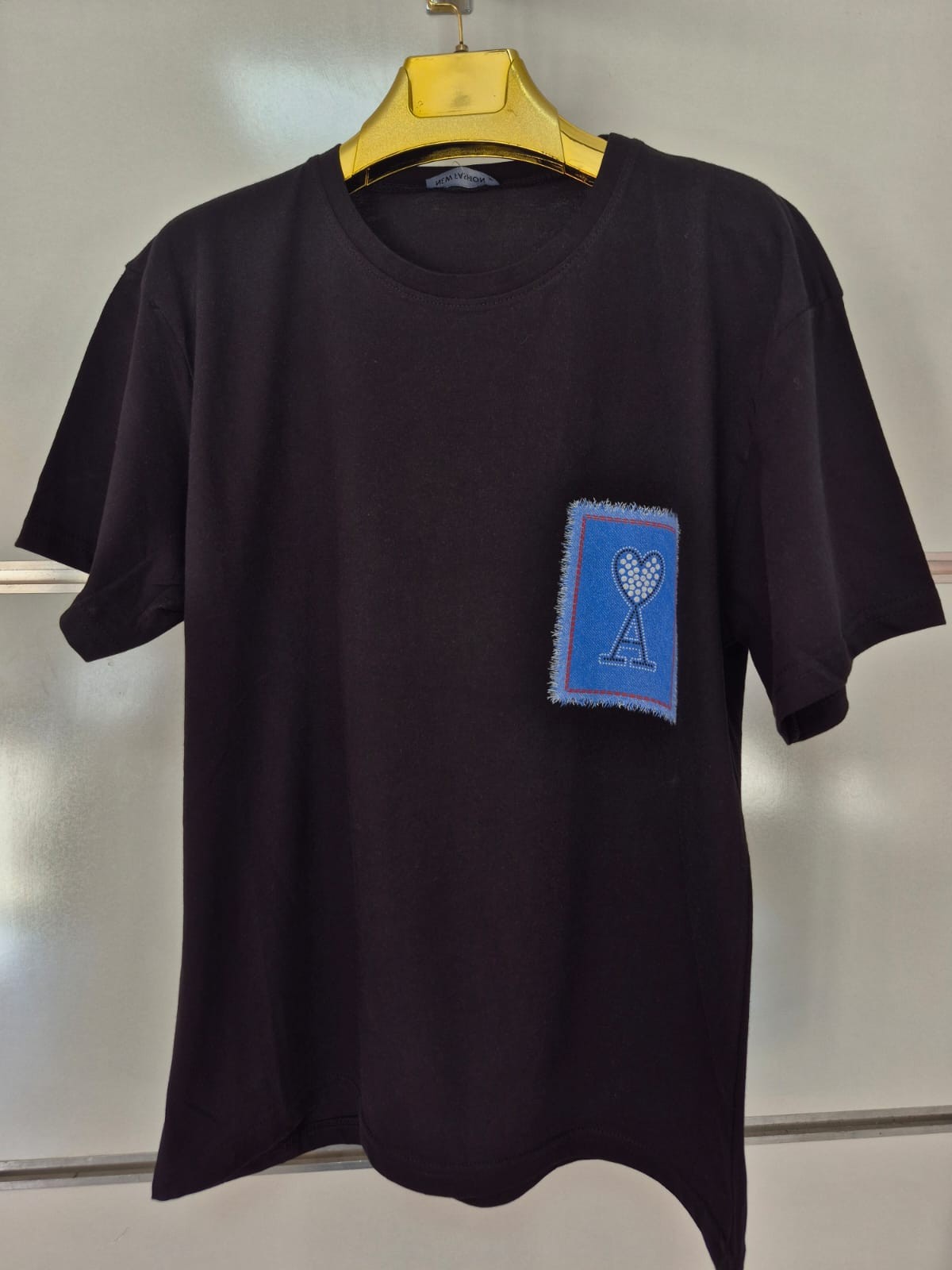 Siyah Tişört – Kalp Patch ve A Harfi Detaylı