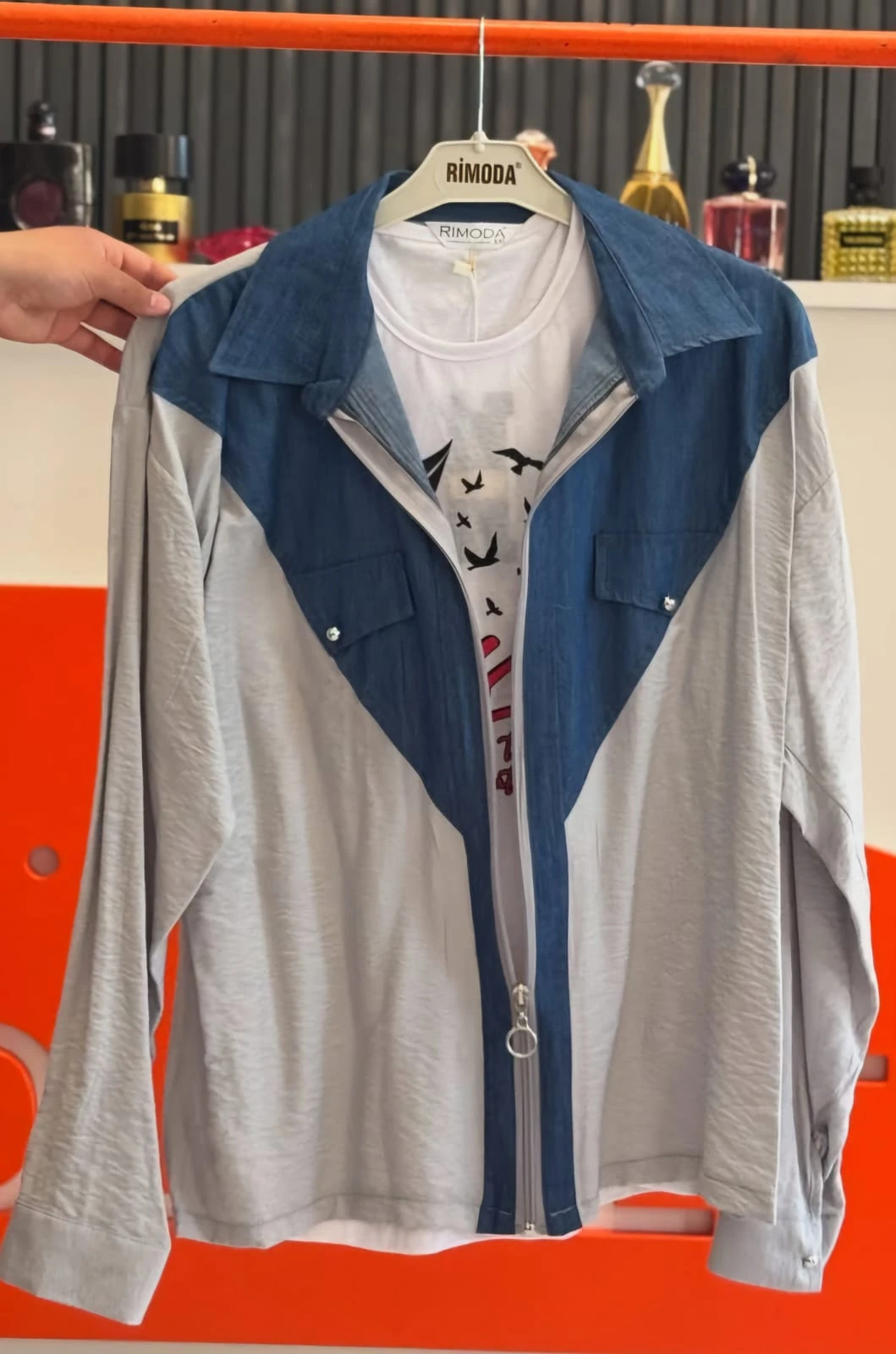 Mavi-Gri Renk Bloklu Zipli Gömlek ve Baskılı Bluz Seti