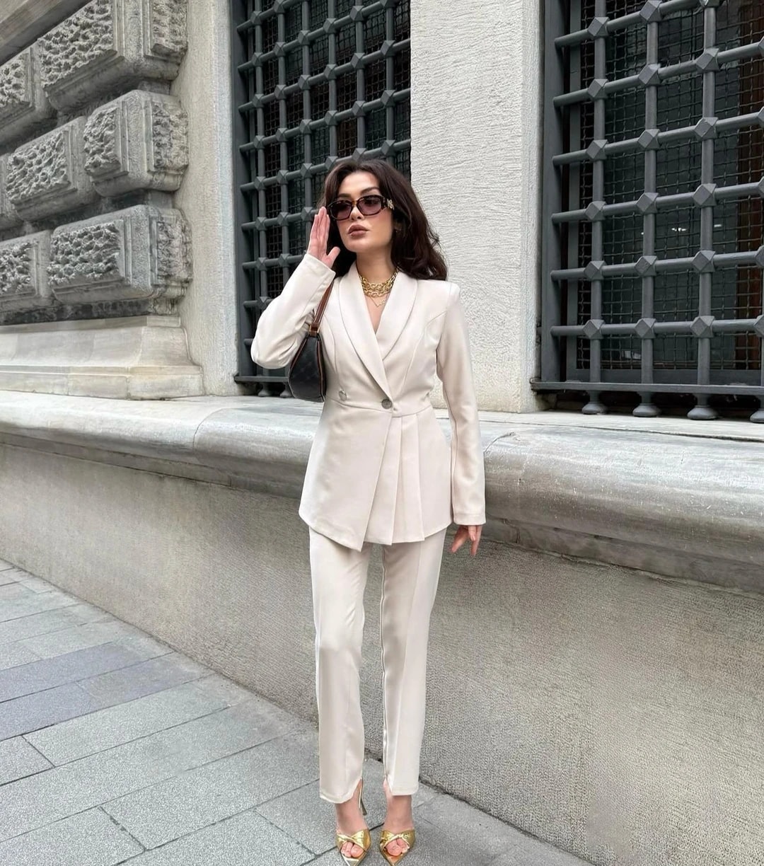 Krem Rengi Asimetrik Pliseli Kadın Blazer Takım