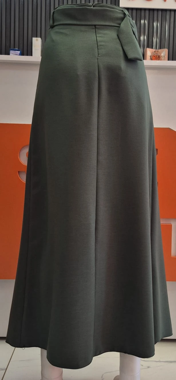 Tokalı Kemerli Yeşil Pileli Uzun Etek