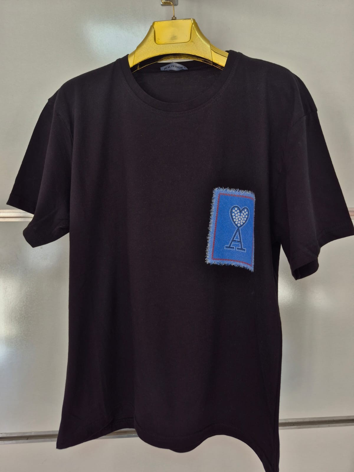 Siyah Tişört – Kalp Patch ve A Harfi Detaylı