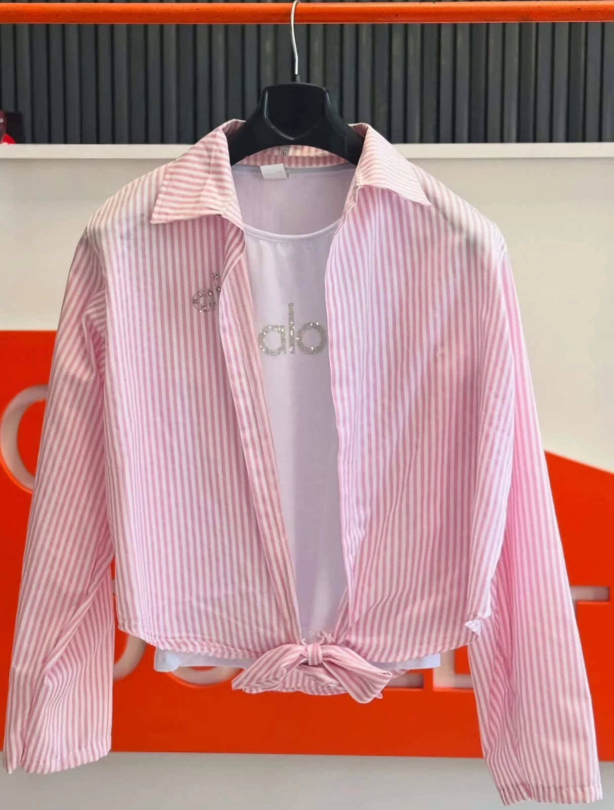 Pembe Çizgili Önden Bağlamalı Gömlek ve Logolu Bluz Seti