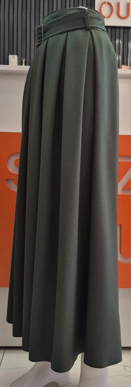 Tokalı Kemerli Yeşil Pileli Uzun Etek