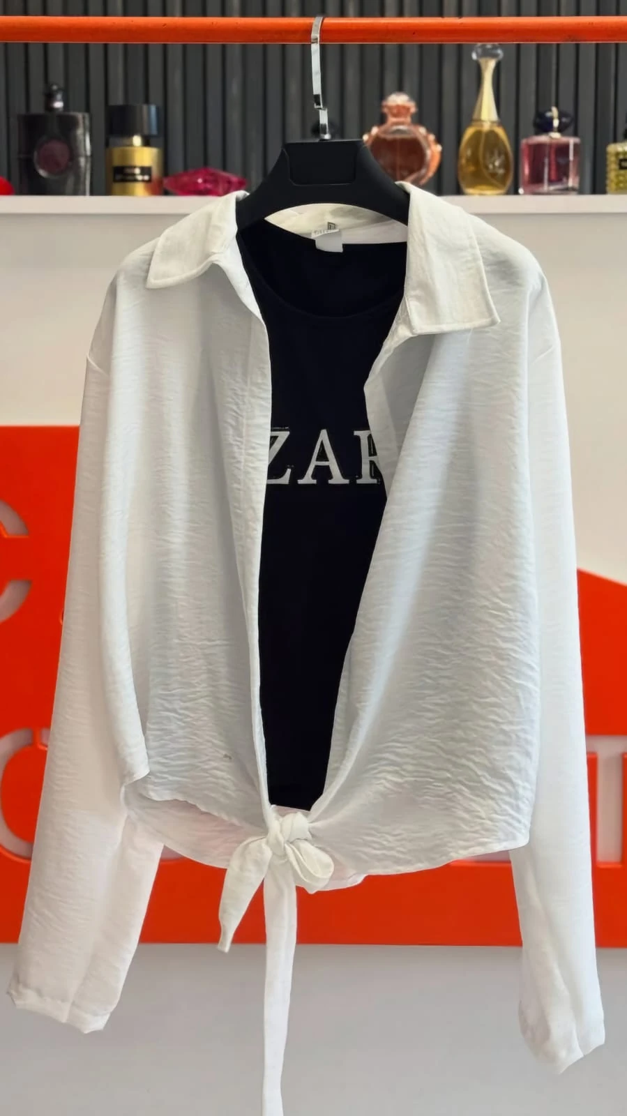 Beyaz Önden Bağlamalı Gömlek ve Logolu Bluz Seti