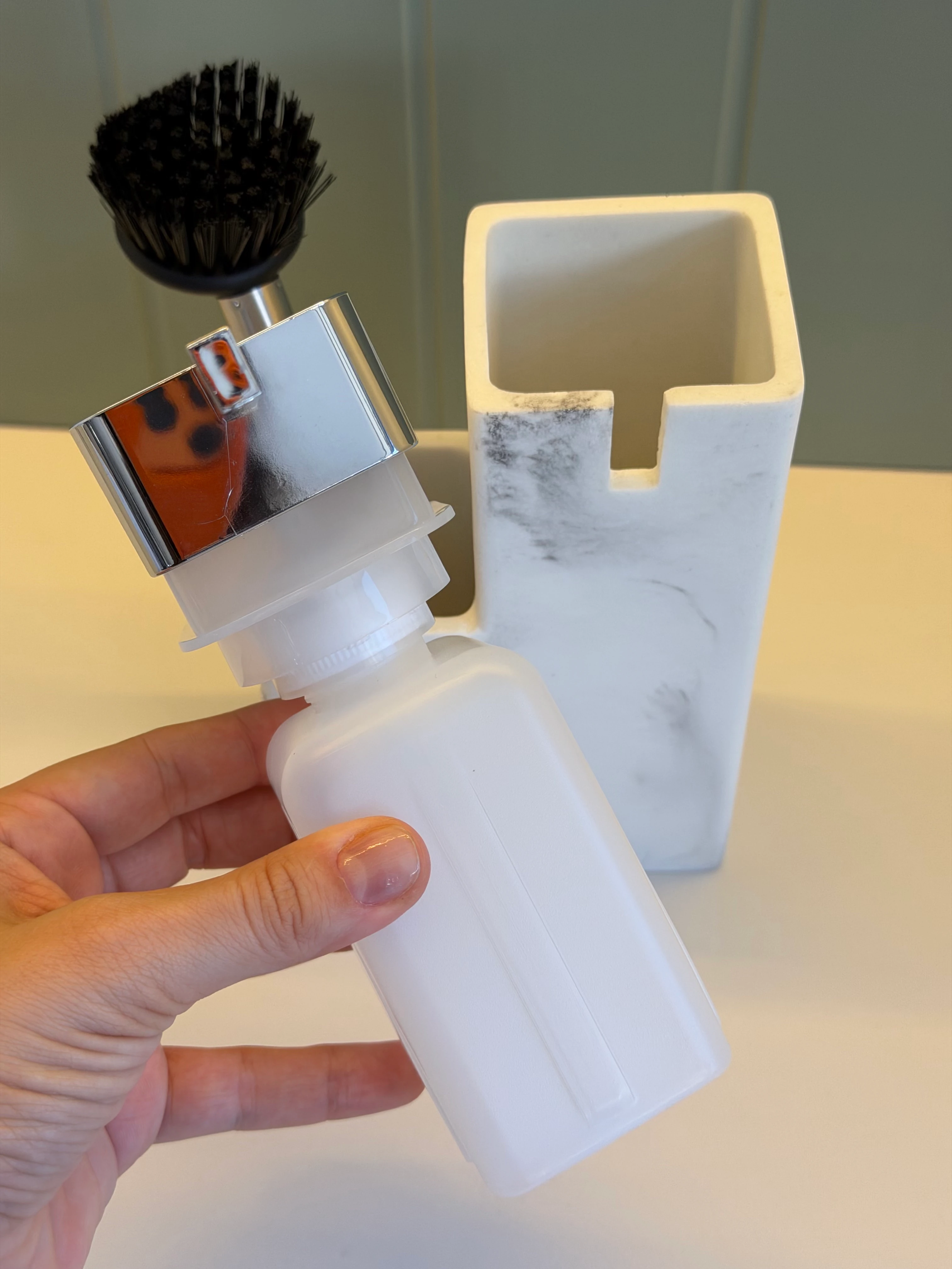 Porselen Fırçalı ve Hazneli Sıvı Sabunluk 