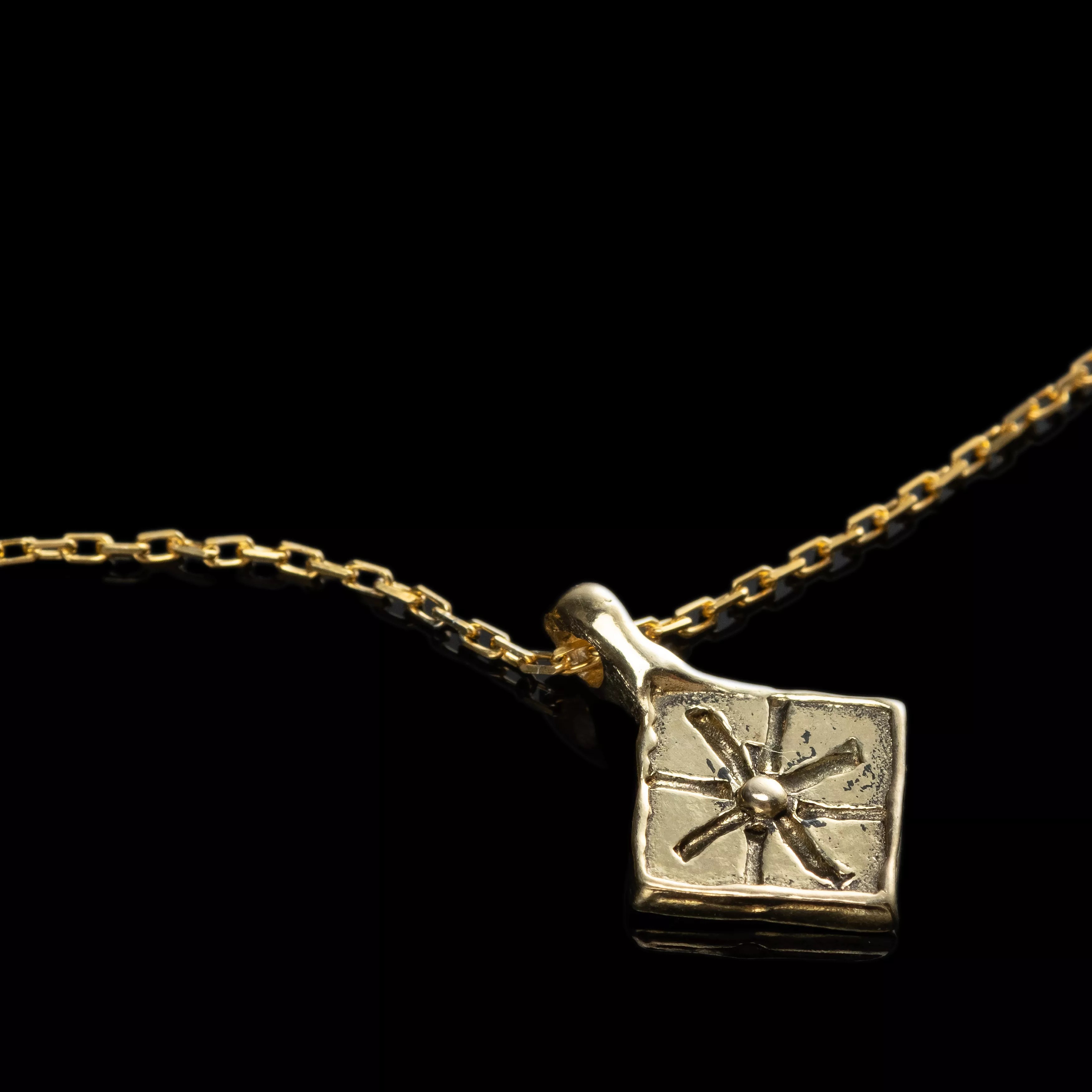 THE WIND ROSE NECKLACE