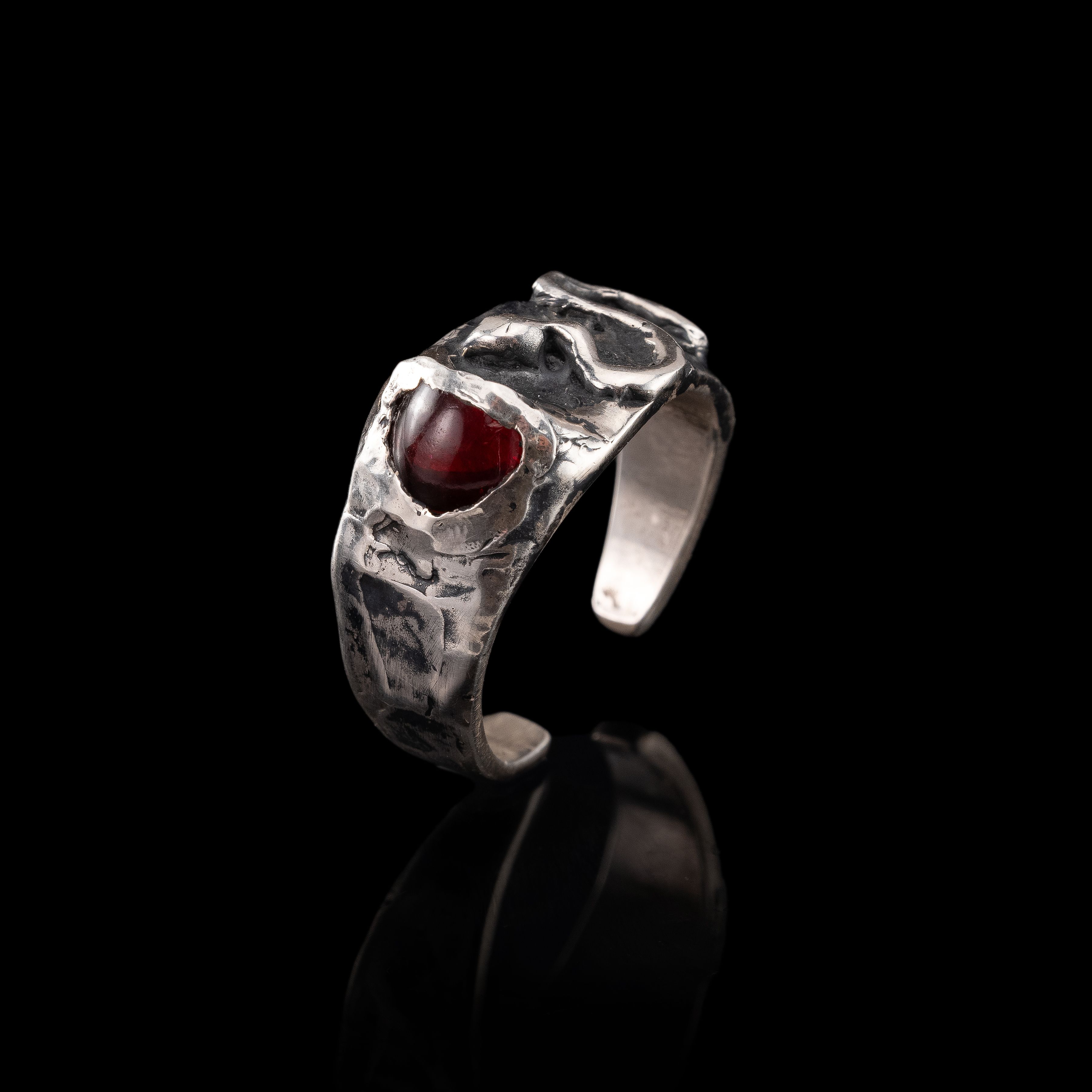 Vermis Noctis Ring
