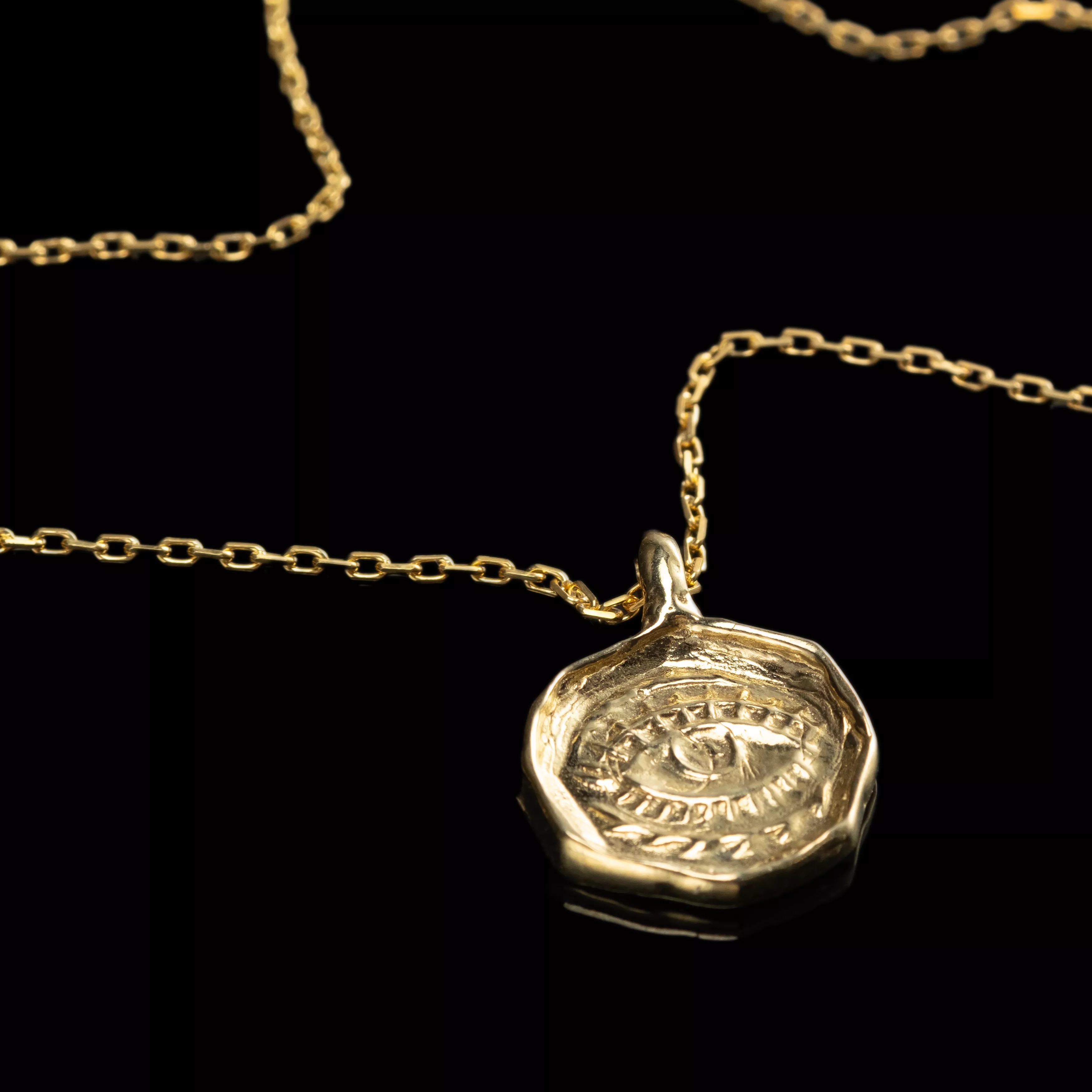 THE ENIGMATIC GAZE NECKLACE 