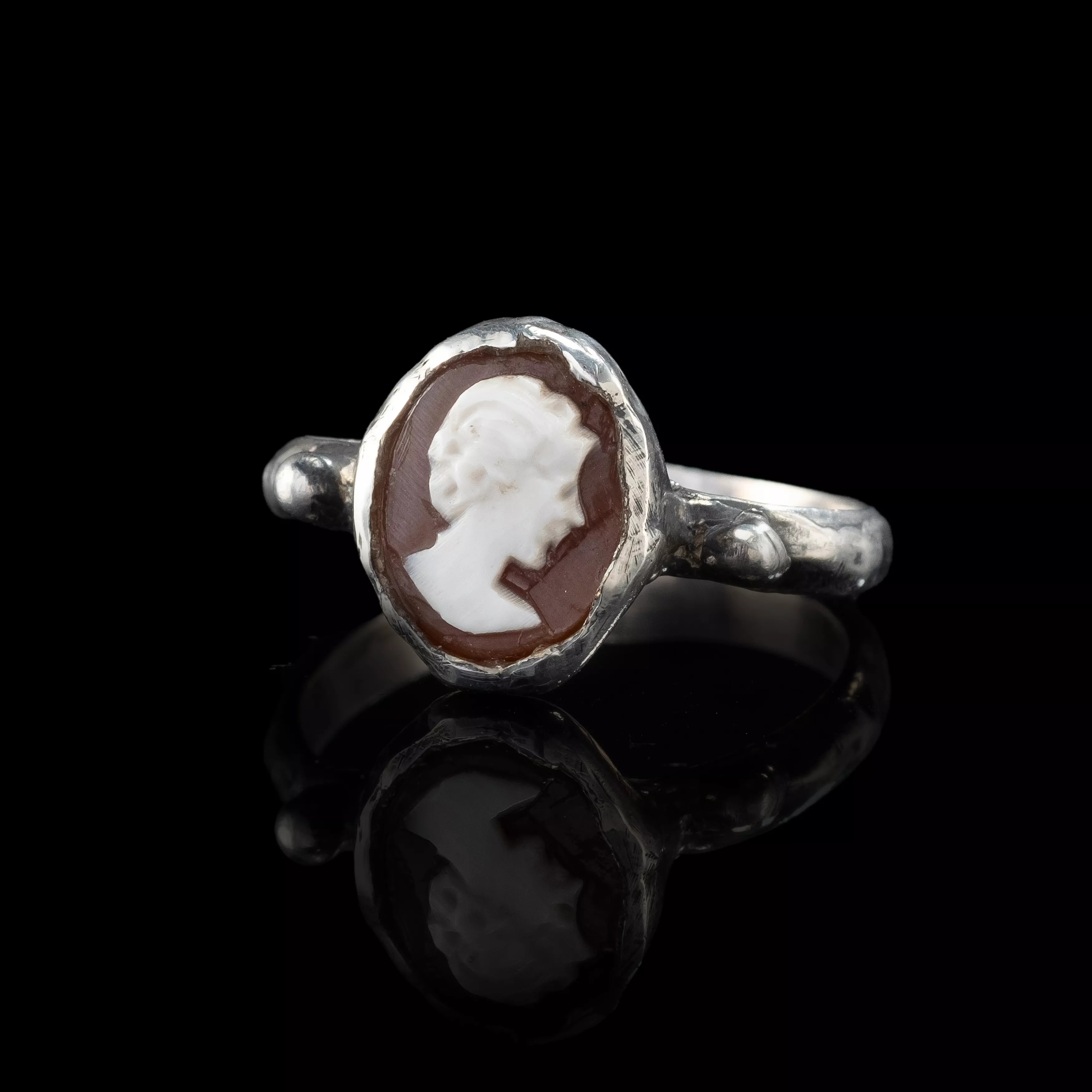 THE HERITAGE MUSE RING