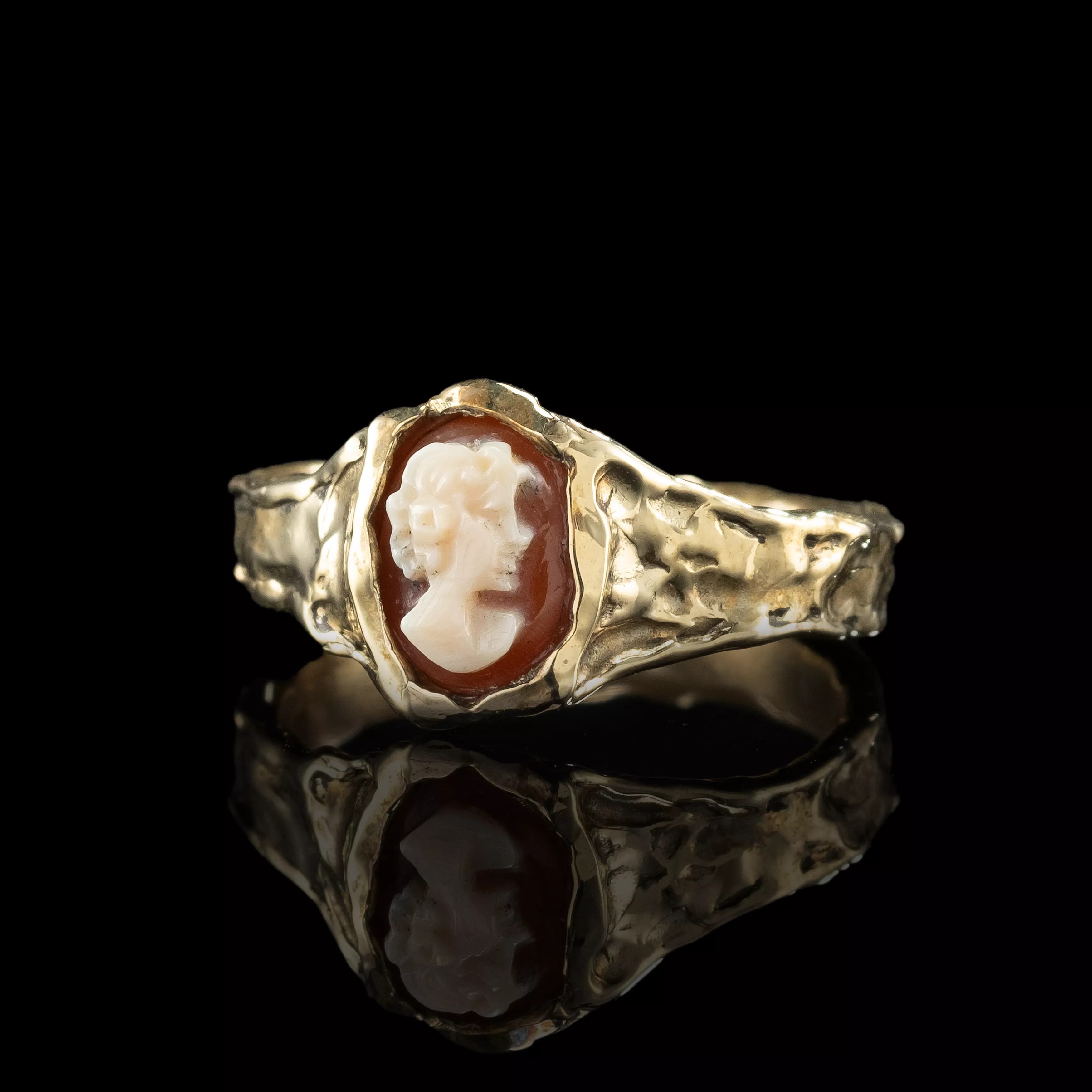 THE HERITAGE SHIELD RING