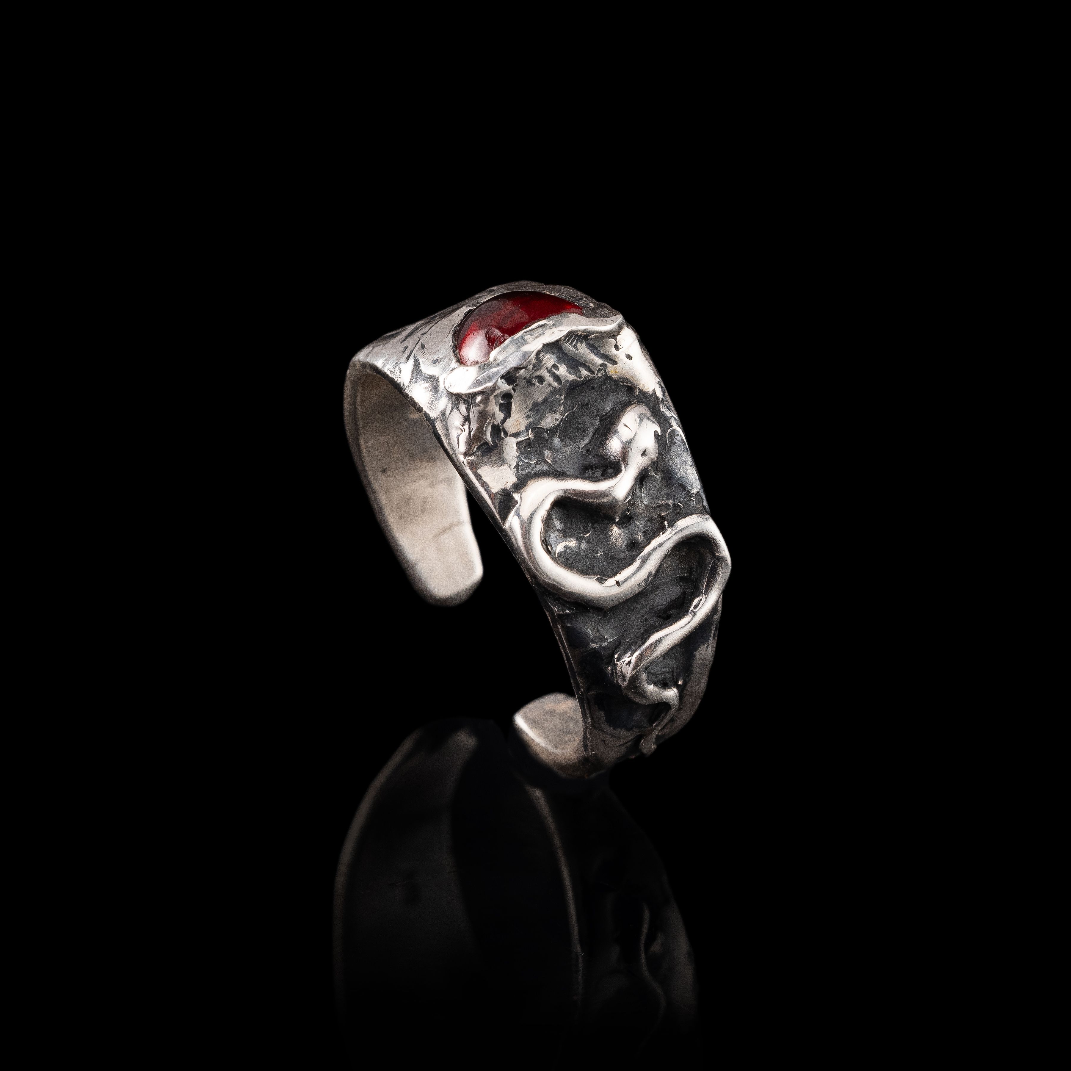 Vermis Noctis Ring