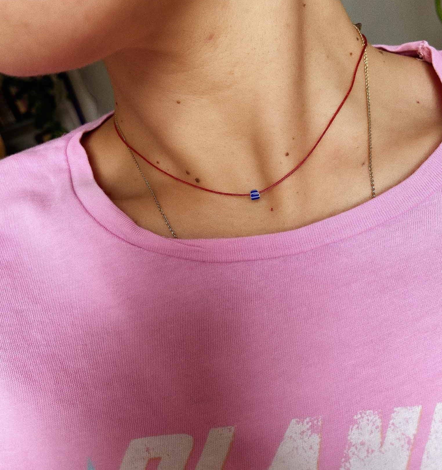 Mavi Çizgili Taşlı Kırmızı İp Kolye