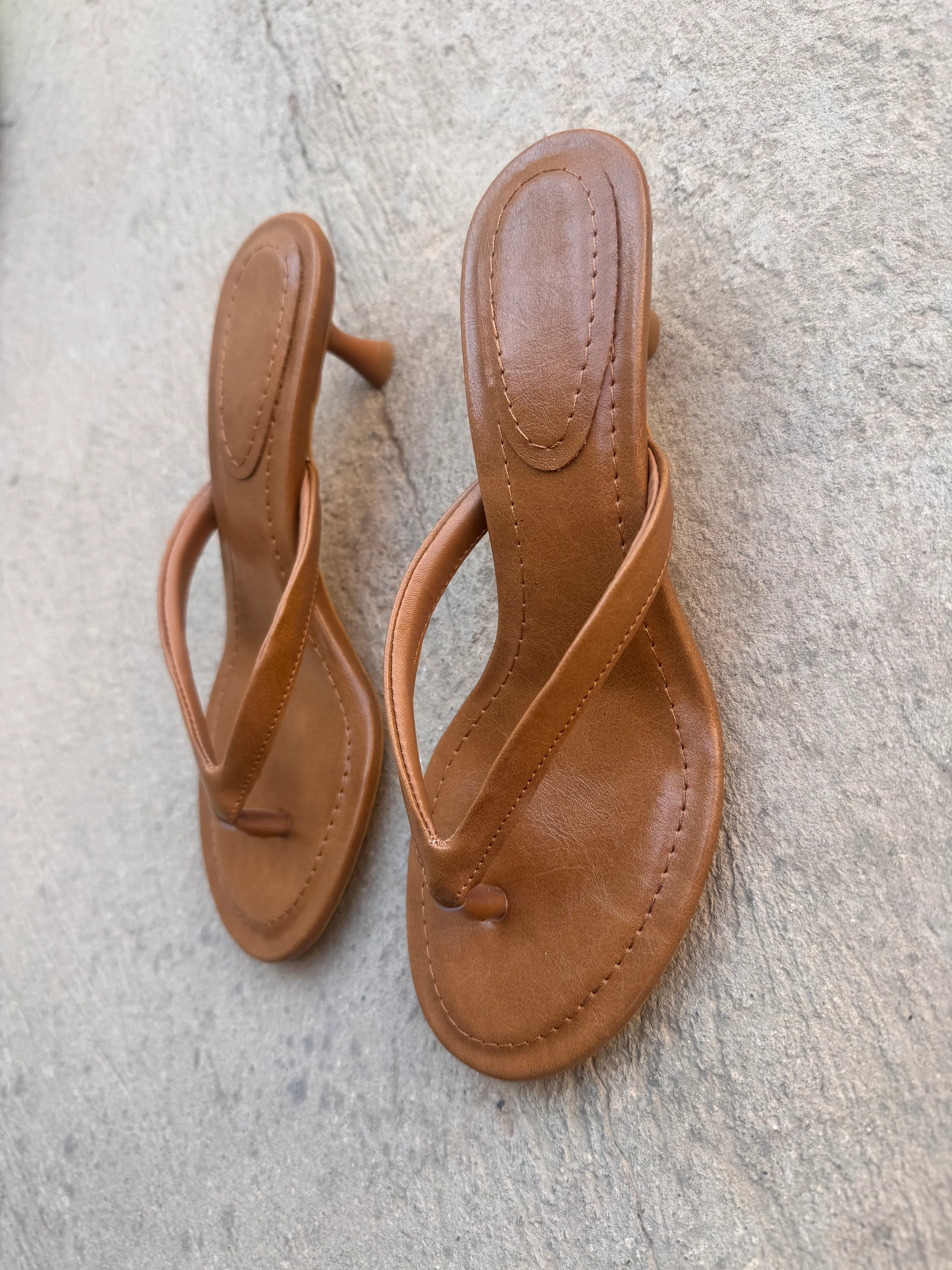 Pole Parmak Arası Detaylı Topuklu Terlik