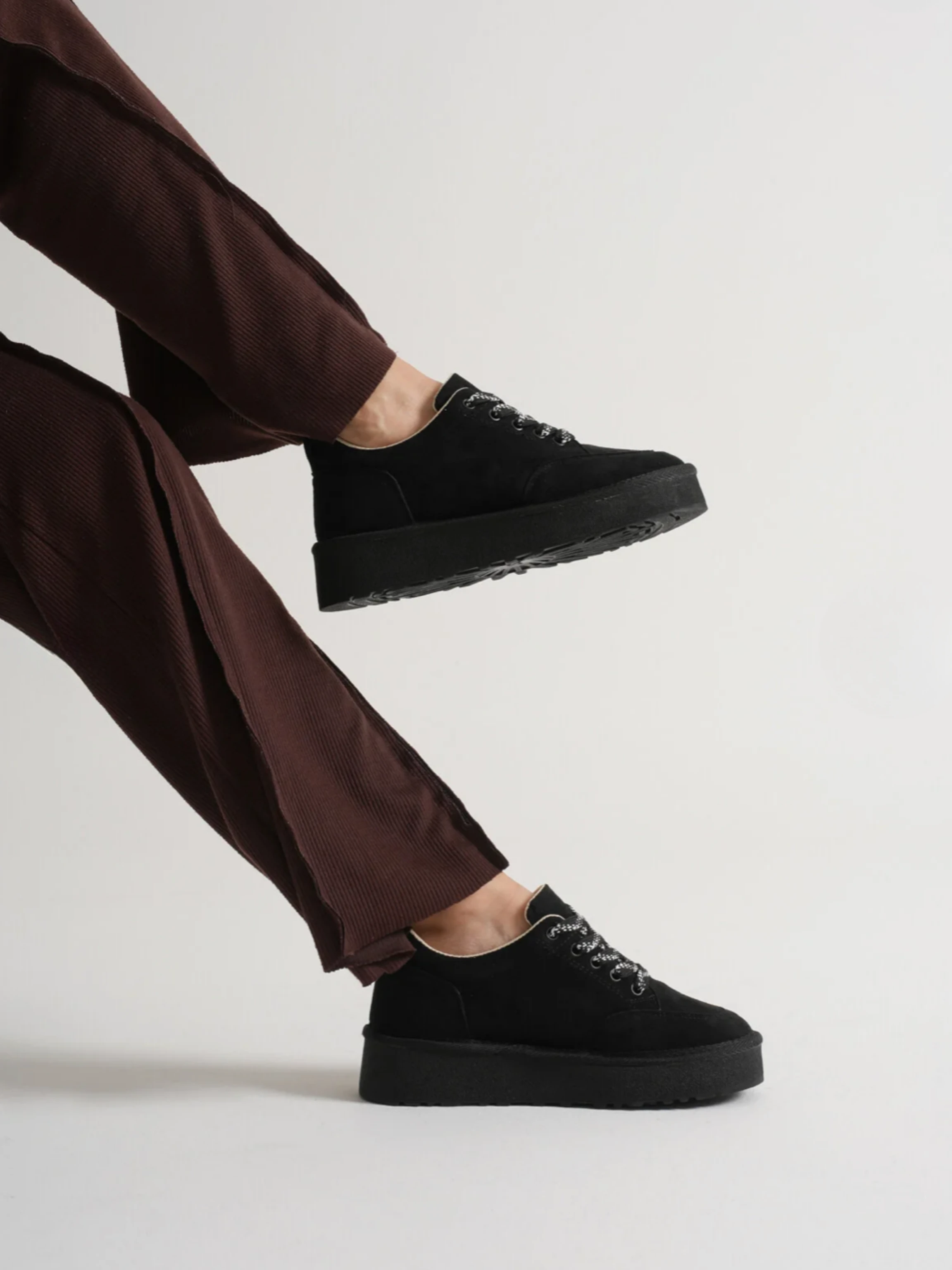 CozyStep Süet Bağcıklı Sneaker - Siyah